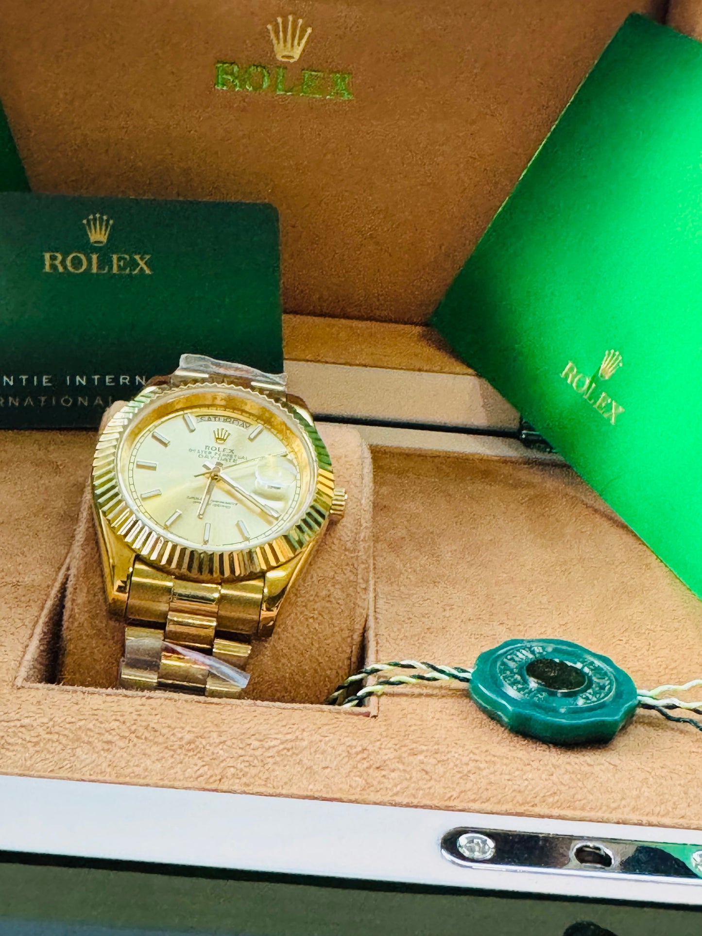 HERMOSO RELOJ AUTOMÁTICO OYSTER PERPETUAL DAY DATE ELEGANCIA Y DISTINCIÓN!

PRECIO A TRATAR 

Información por WhatsApp 99 81 92 84 65


NOTA:

No se hacen envíos 🚚  📦 💨!

Las Ventas son solo en Cancún

Nuestro Lema: No somos Números!