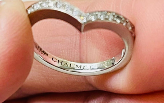 Prestigioso Anillo CHAUMET Desde su creación en 1780, la historia de Chaumet se ha desarrollado ligada a la historia de Francia. Tras colaborar en la joyería de la Reina María Antonieta, el fundador de la Maison, Marie-Étienne Nitot, estableció su propia