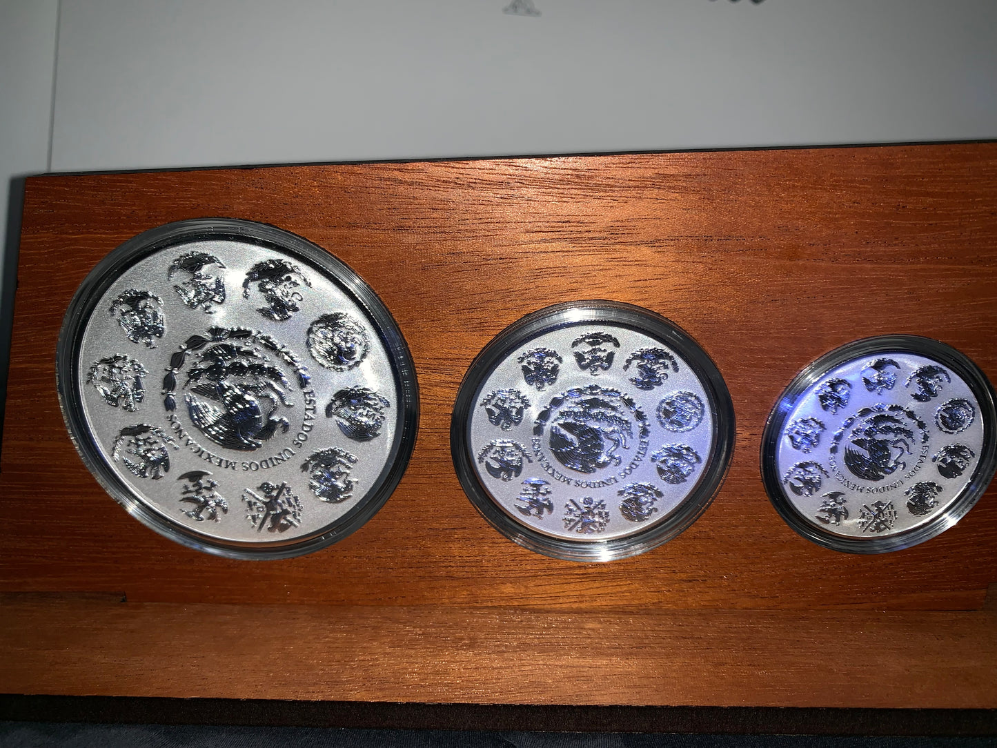 Exclusivo Set de 3 Monedas Plata .999-5 Onzas- 2 Onzas y 1 Onza Acabado Mate Brillo Alto Relieve 2018. Nuevo de Origen Casa de Moneda sin Circular- Con Exclusiva Base de Exhibición de  Lujo en Madera Fina!