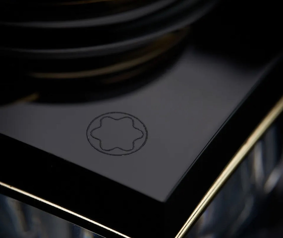 Increíble-Raro Tintero Montblanc Meisterstuck 
Nuevo stock de Crystal El tintero Montblanc Meisterstück es un testimonio de la marca tanto a la artesanía como a la funcionalidad. 
Este tintero está diseñado para mejorar su experiencia de escritu