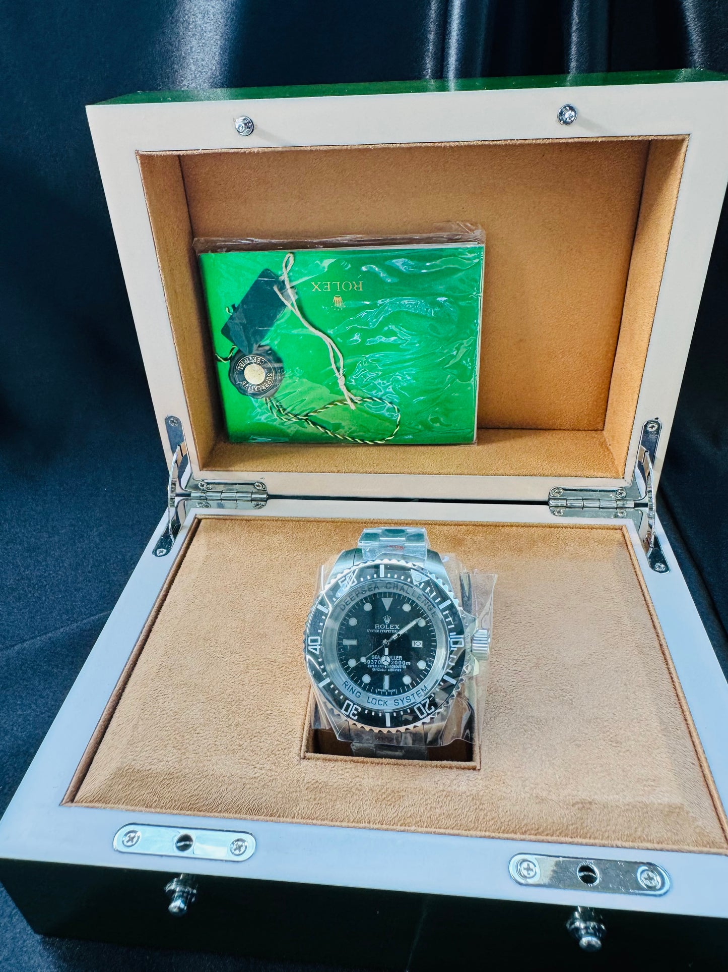 IMPRESIONANTE GRANDE Y PESADO RELOJ AUTOMÁTICO MECÁNICO OYSTER PERPETUAL DATE DEEP SEA-DWELLER- CON VÁLVULA DE ESCAPE DE GAS 💨 RIN LOCK SISTEM! 43mm. ESPECTACULAR RELOJ!