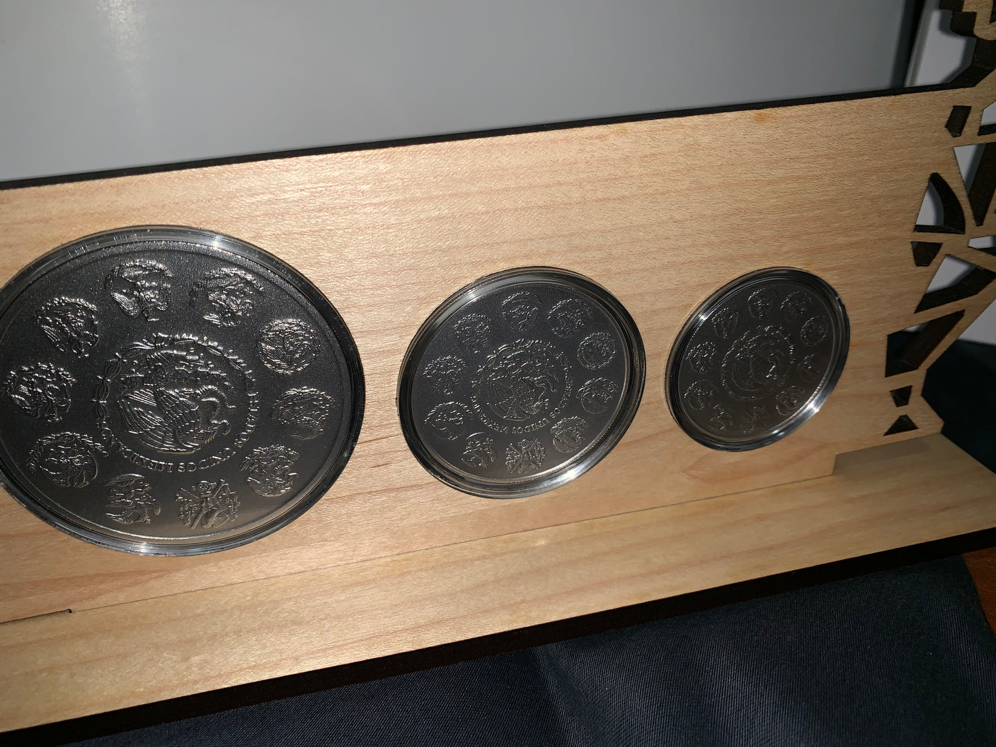 HERMOSO SET DE 3 MONEDAS DE PLATA .999 - 1 ONZA -2 ONZAS Y 5 ONZAS ACABADO SATIN CON EXCLUSIVO EXHIBIDOR  DE FINA MADERA VICTORIA ALADA! AÑO 2018. ALTO VALOR NUMISMÁTICO NUEVAS SIN CIRCULAR! DIRECTO CASA DE MONEDA! ALTO RELIEVE!