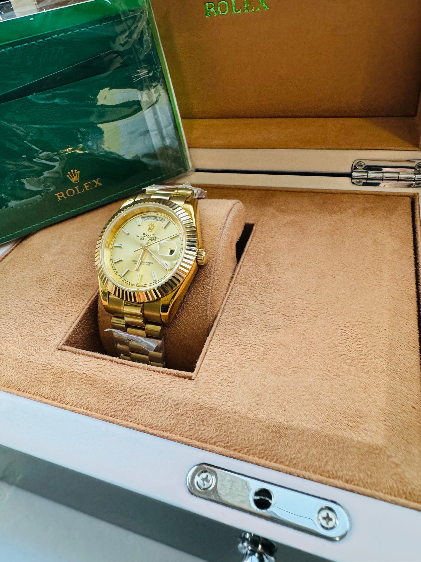 HERMOSO RELOJ AUTOMÁTICO OYSTER PERPETUAL DAY DATE ELEGANCIA Y DISTINCIÓN!

PRECIO A TRATAR 

Información por WhatsApp 99 81 92 84 65


NOTA:

No se hacen envíos 🚚  📦 💨!

Las Ventas son solo en Cancún

Nuestro Lema: No somos Números!