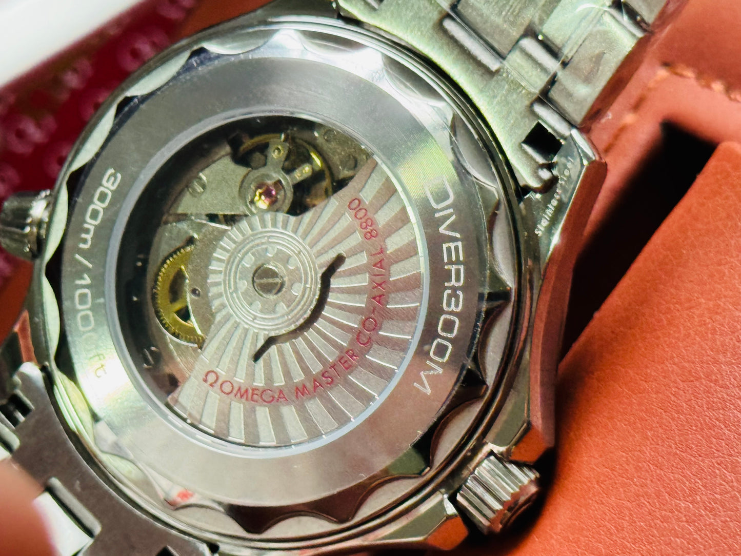AUDAZ Y VERSÁTIL DISEÑO JAMES BOND 007-OMEGA AUTOMÁTICO SEA MASTER! FECHADOR-LUMINOSO-CRISTAL ZAFIRO-BISEL GIRATORIO ETC