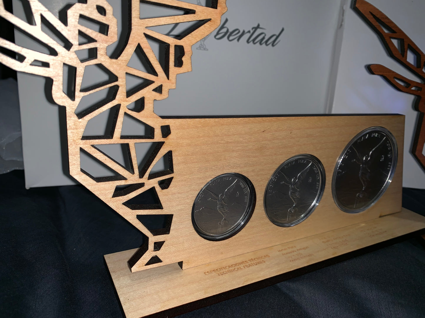 HERMOSO SET DE 3 MONEDAS DE PLATA .999 - 1 ONZA -2 ONZAS Y 5 ONZAS ACABADO SATIN CON EXCLUSIVO EXHIBIDOR  DE FINA MADERA VICTORIA ALADA! AÑO 2018. ALTO VALOR NUMISMÁTICO NUEVAS SIN CIRCULAR! DIRECTO CASA DE MONEDA! ALTO RELIEVE!