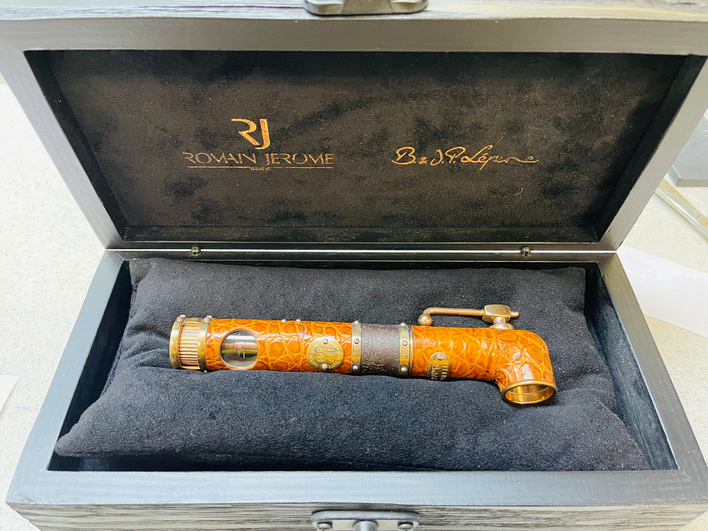 Única Pieza En México! Increíble y Hermosa Pluma Fuente TITANIC DNA 🧬 OF FAMOUS LEGENDS! ROMÁN JEROME ACERO DE EL TITANIC! ORO- PIEL DE COCODRILO 🐊 CRISTAL SAFIRO CERTIFICADOS DE AUTENTICIDAD! NUEVA SIN USAR- JAMÁS SE LE PUSO TINTA! COMPRADA EN SUC. RJ