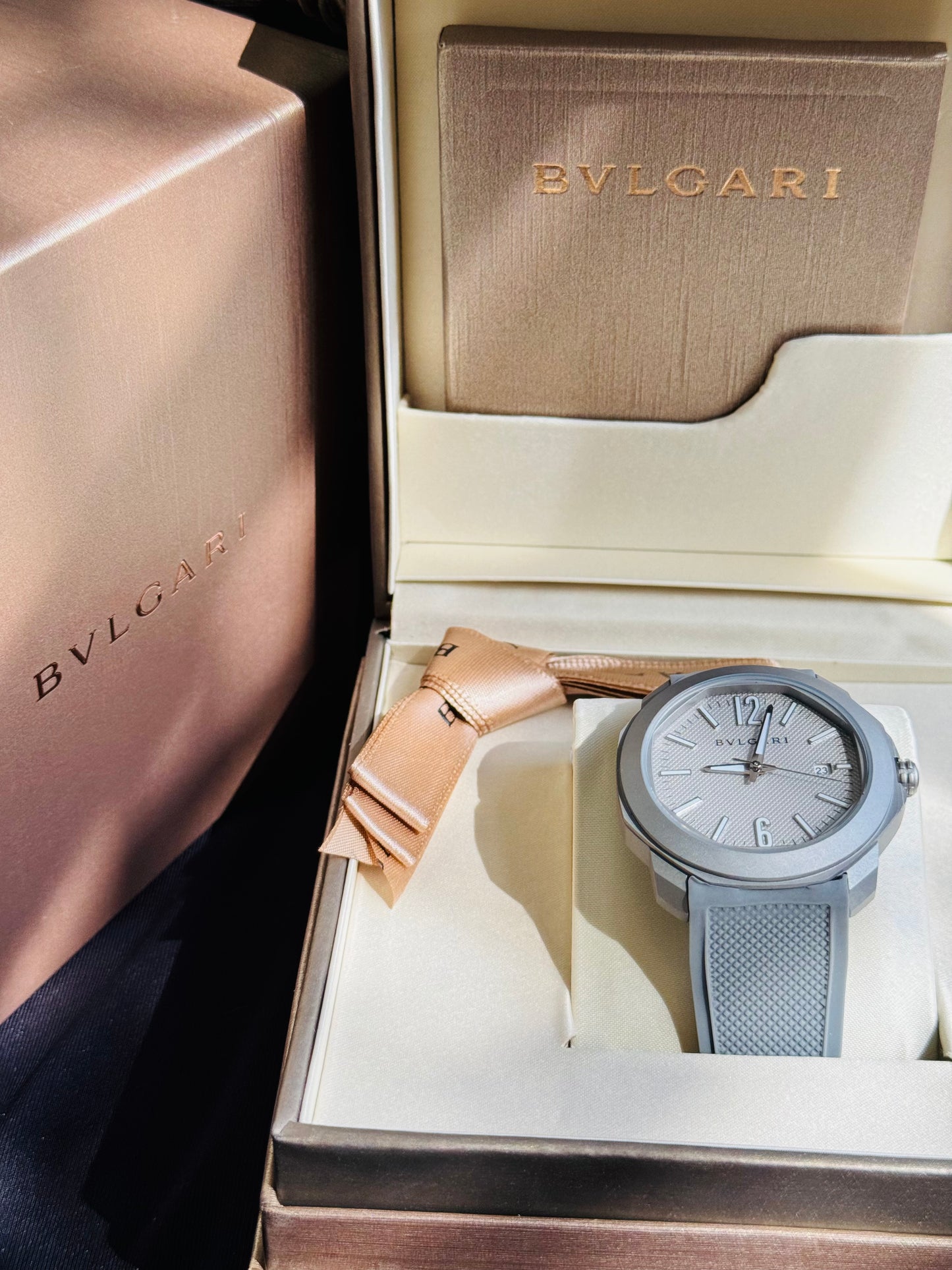 ELEGANTE RELOJ OCTO BVLGARI AUTOMÁTICO- 31 JOYAS 💎 CRISTAL ZAFIRO- FECHADOR-DISEÑO NUEVO!!!