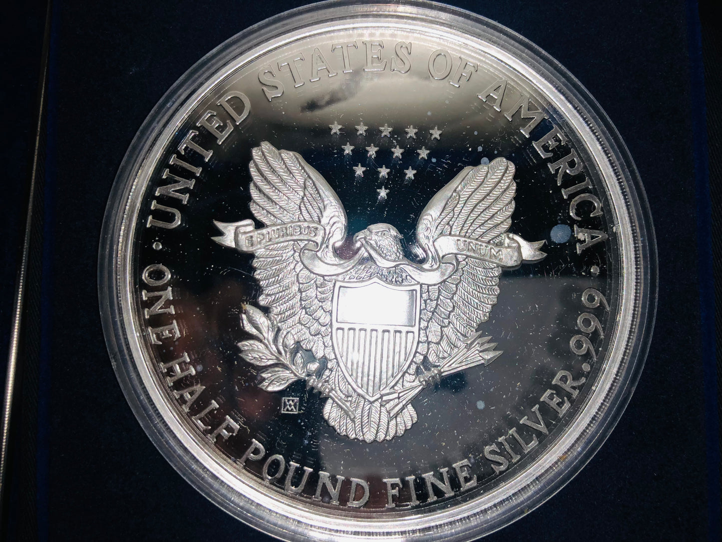 Hermosa Moneda de Plata ONE HALF POUND = 8 Onzas Plata .999 Año 1992 Excelente Valor Numismático