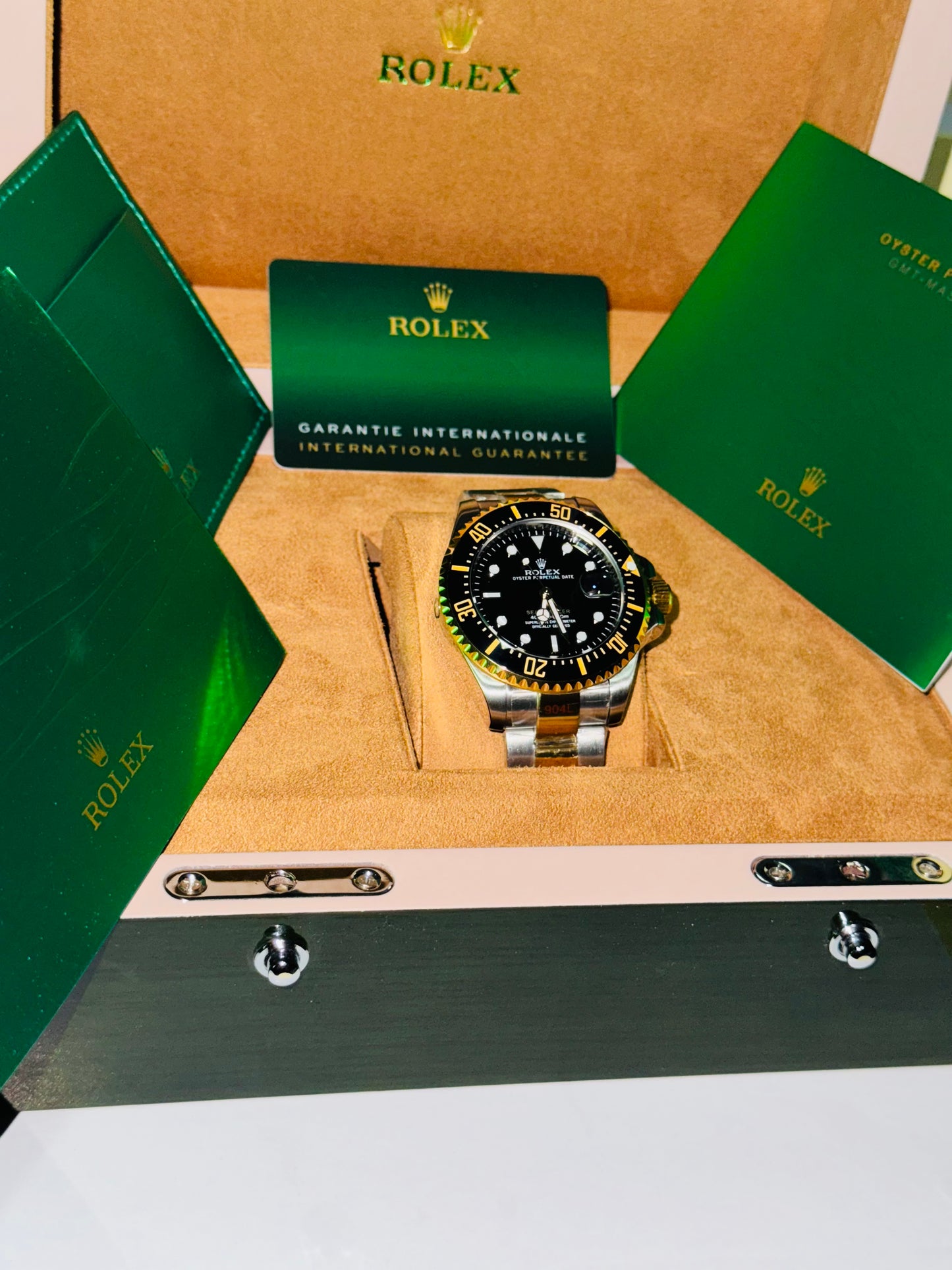 IMPRESIONANTE RELOJ AUTOMÁTICO MECÁNICO OYSTER SEA DWELLER FECHADOR VÁLVULA DE ESCAPE MÁXIMO LUJO Y DISTINCIÓN PRECIO A TRATAR 

NOTA:

No se hacen envíos 🚚  📦 💨!

Las Ventas son solo en Cancún
