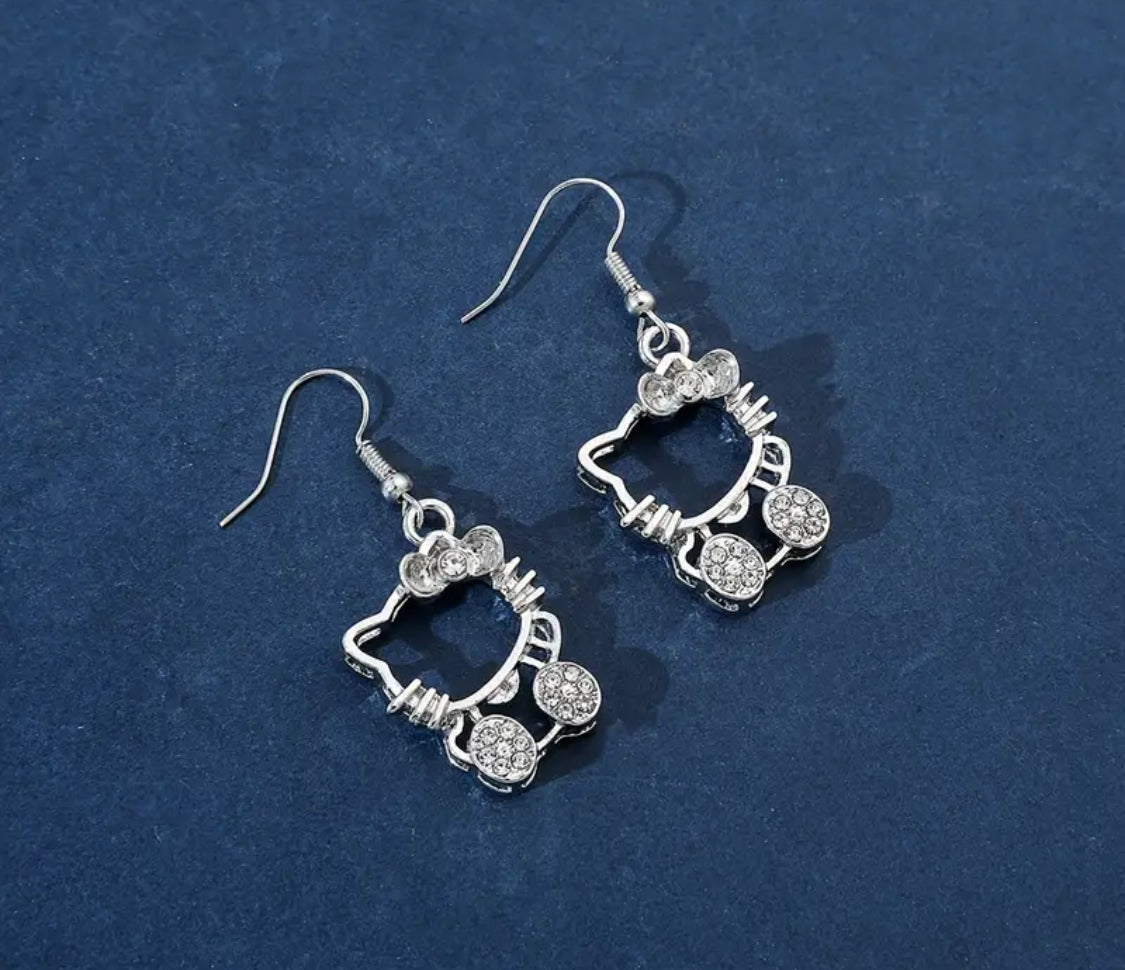Sanrio Hello Kitty 1 Par de Pendientes de Aleación de Zinc Gris con Incrustaciones de Rhinestones, Pendientes de Oído Hueco de Gato de Metal, Accesorios de Joyería Kawaii Ideales para Regalo 🎁