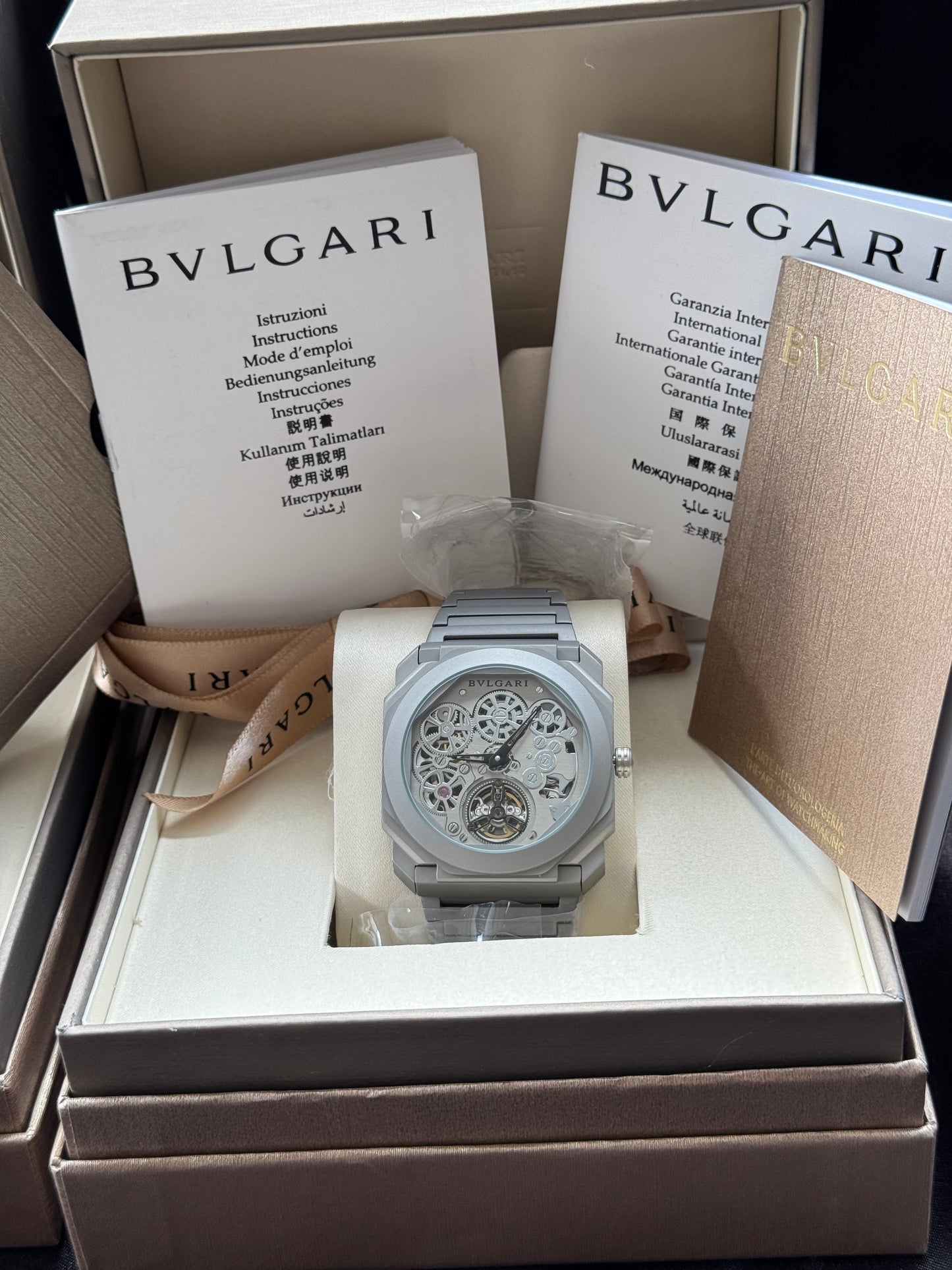 LUJOSO DISEÑO RELOJ AUTOMÁTICO MECÁNICO BVLGARI OCTO ELEGANCIA Y DISTINCIÓN