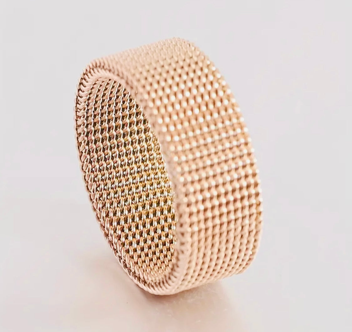 Bonito y Elegante Anillo de Acero Inoxidable Hipoalergenico  Tono Oro Rosado-Disponible en Tallas 8 y 9