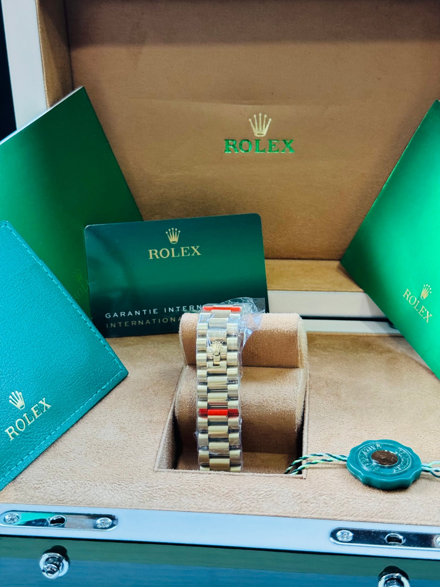 HERMOSO RELOJ AUTOMÁTICO OYSTER PERPETUAL DAY DATE ELEGANCIA Y DISTINCIÓN!

PRECIO A TRATAR 

Información por WhatsApp 99 81 92 84 65


NOTA:

No se hacen envíos 🚚  📦 💨!

Las Ventas son solo en Cancún

Nuestro Lema: No somos Números!