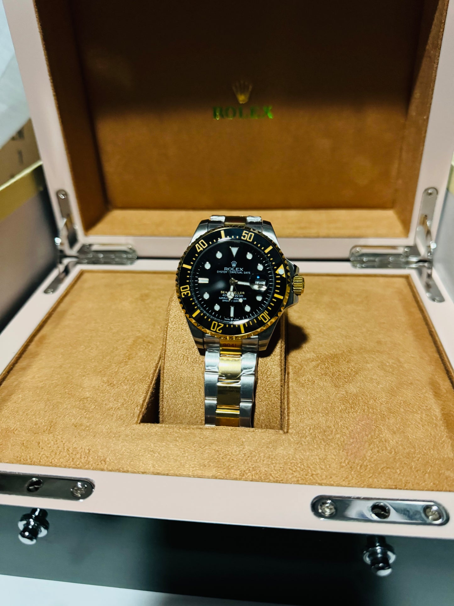 IMPRESIONANTE RELOJ AUTOMÁTICO MECÁNICO OYSTER SEA DWELLER FECHADOR VÁLVULA DE ESCAPE MÁXIMO LUJO Y DISTINCIÓN PRECIO A TRATAR 

NOTA:

No se hacen envíos 🚚  📦 💨!

Las Ventas son solo en Cancún