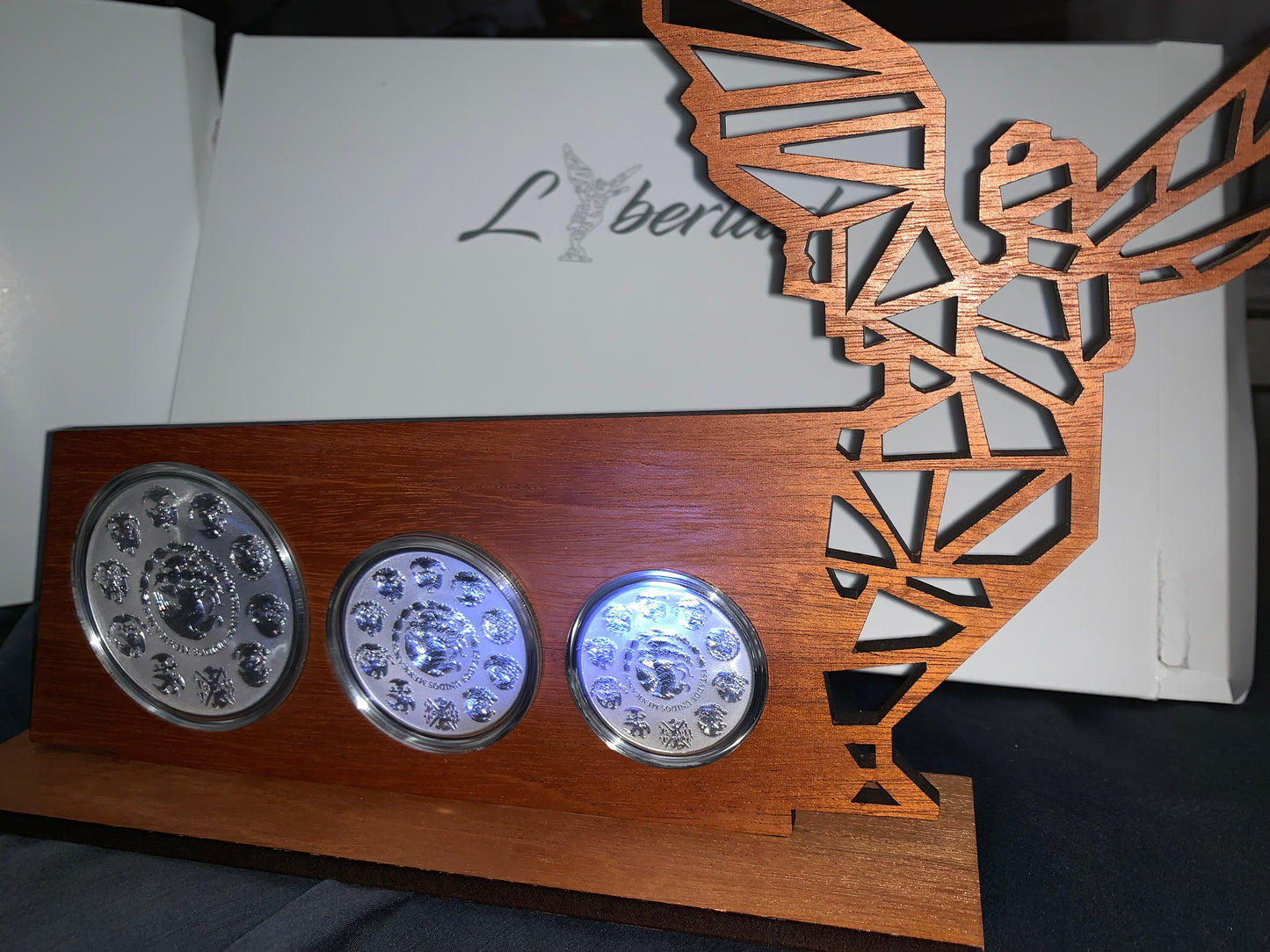 Exclusivo Set de 3 Monedas Plata .999-5 Onzas- 2 Onzas y 1 Onza Acabado Mate Brillo Alto Relieve 2018. Nuevo de Origen Casa de Moneda sin Circular- Con Exclusiva Base de Exhibición de  Lujo en Madera Fina!