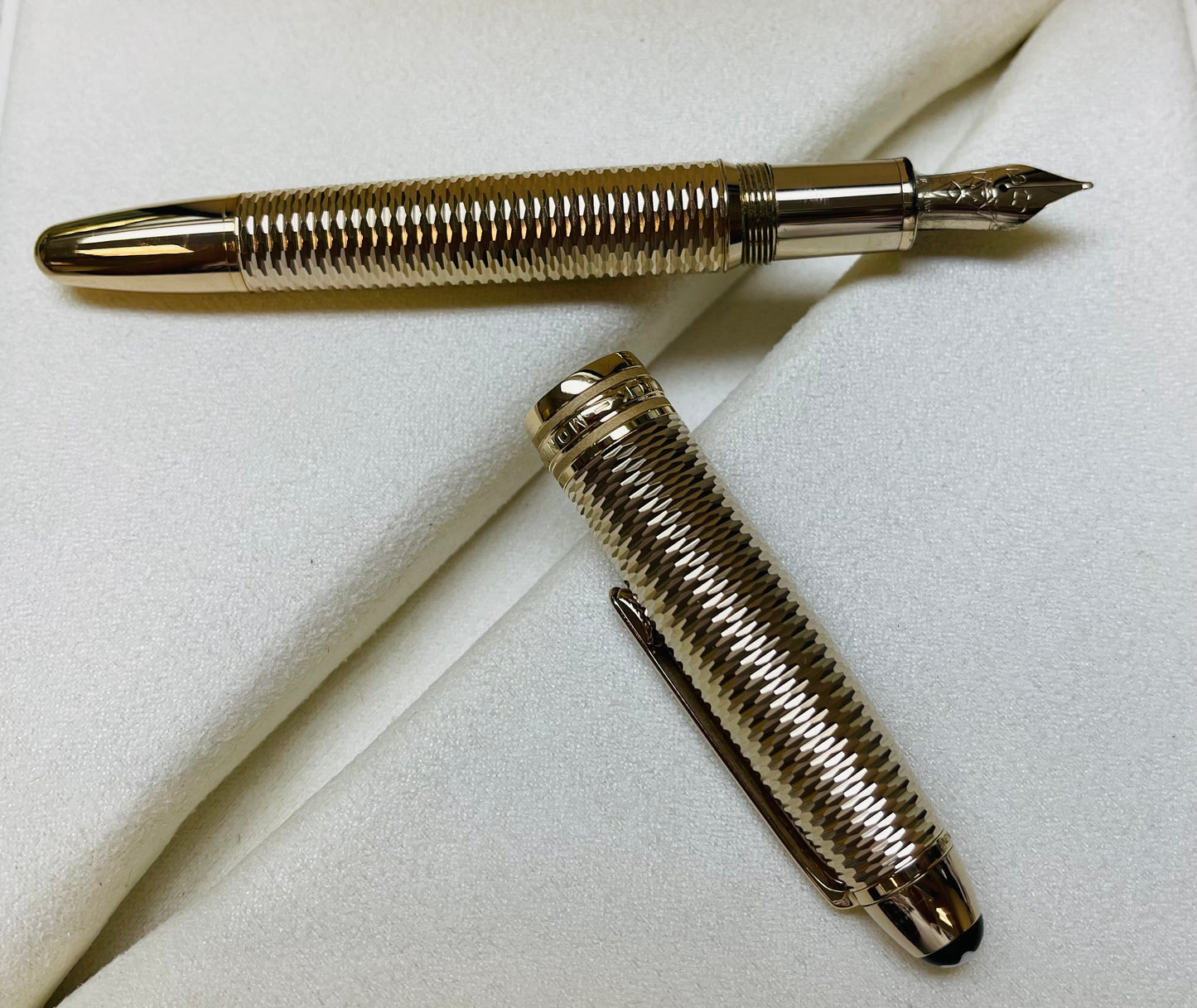 Hermosa de Colección Pluma Estilográfica Le Grand Geometric MontBlanc de Colección Dorada También Disponible en Plateada!
Precio por Pluma fuente 🖋️ 

Información por WhatsApp 99 81 92 84 65

Nota: 

No se hacen Envíos 🚚 

Ventas solo en Cancún