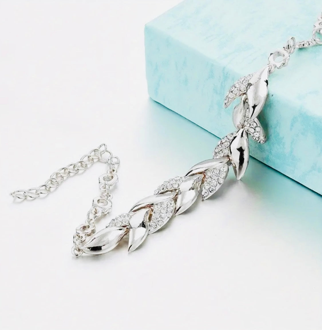 Hermoso Brazalete en Forma de Trigo con Incrustaciones de Circonias Unitalla - Hipoalergenica Disponible en Plateado y Dorado