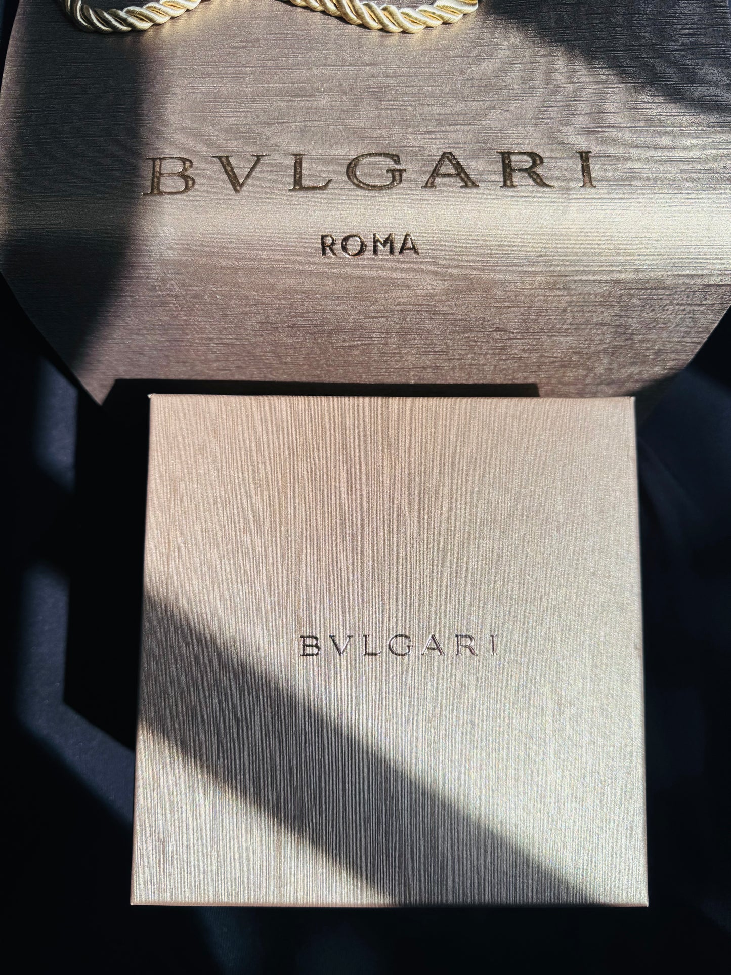 ELEGANTE RELOJ OCTO BVLGARI AUTOMÁTICO- 31 JOYAS 💎 CRISTAL ZAFIRO- FECHADOR-DISEÑO NUEVO!!!