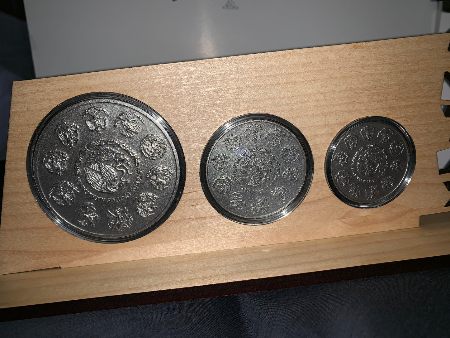 HERMOSO SET DE 3 MONEDAS DE PLATA .999 - 1 ONZA -2 ONZAS Y 5 ONZAS ACABADO SATIN CON EXCLUSIVO EXHIBIDOR  DE FINA MADERA VICTORIA ALADA! AÑO 2018. ALTO VALOR NUMISMÁTICO NUEVAS SIN CIRCULAR! DIRECTO CASA DE MONEDA! ALTO RELIEVE!