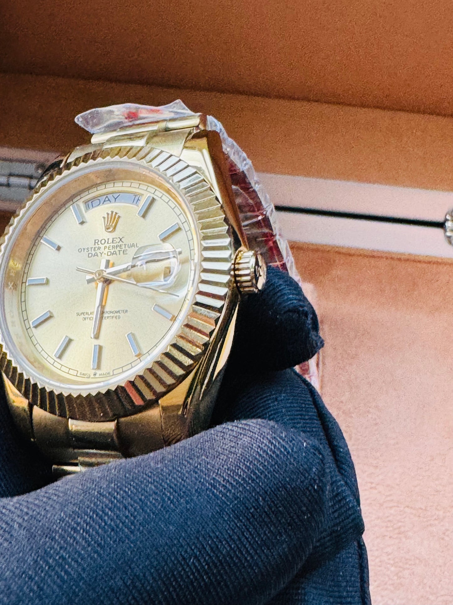 HERMOSO RELOJ AUTOMÁTICO OYSTER PERPETUAL DAY DATE ELEGANCIA Y DISTINCIÓN!

PRECIO A TRATAR 

Información por WhatsApp 99 81 92 84 65


NOTA:

No se hacen envíos 🚚  📦 💨!

Las Ventas son solo en Cancún

Nuestro Lema: No somos Números!