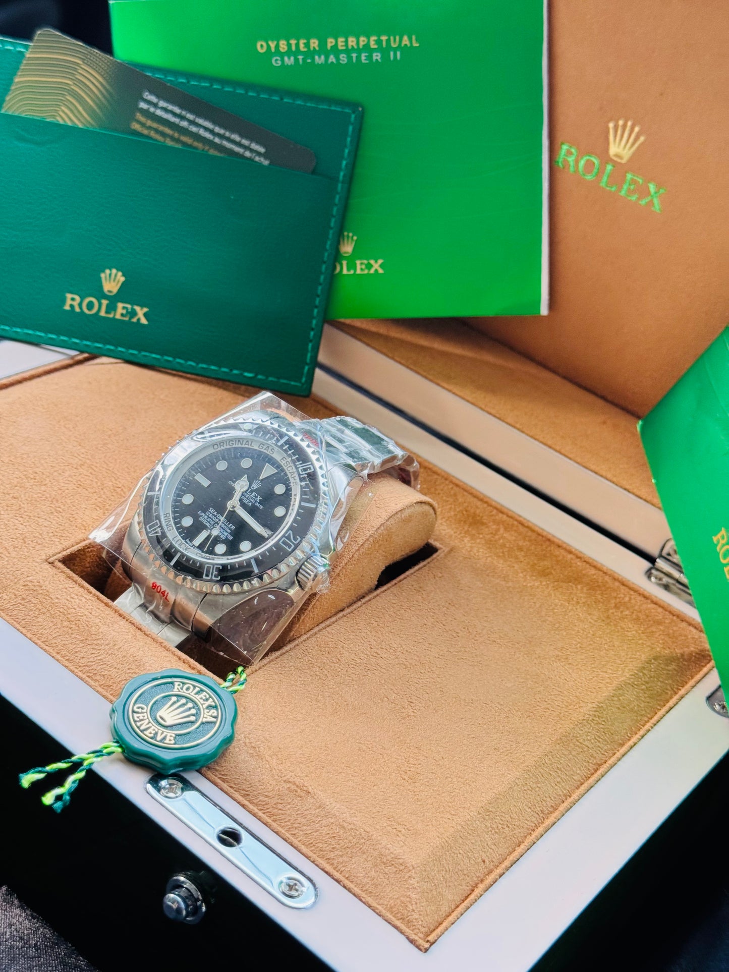 IMPRESIONANTE GRANDE Y PESADO RELOJ AUTOMÁTICO MECÁNICO OYSTER PERPETUAL DATE DEEP SEA-DWELLER- CON VÁLVULA DE ESCAPE DE GAS 💨 RIN LOCK SISTEM! 43mm. ESPECTACULAR RELOJ!