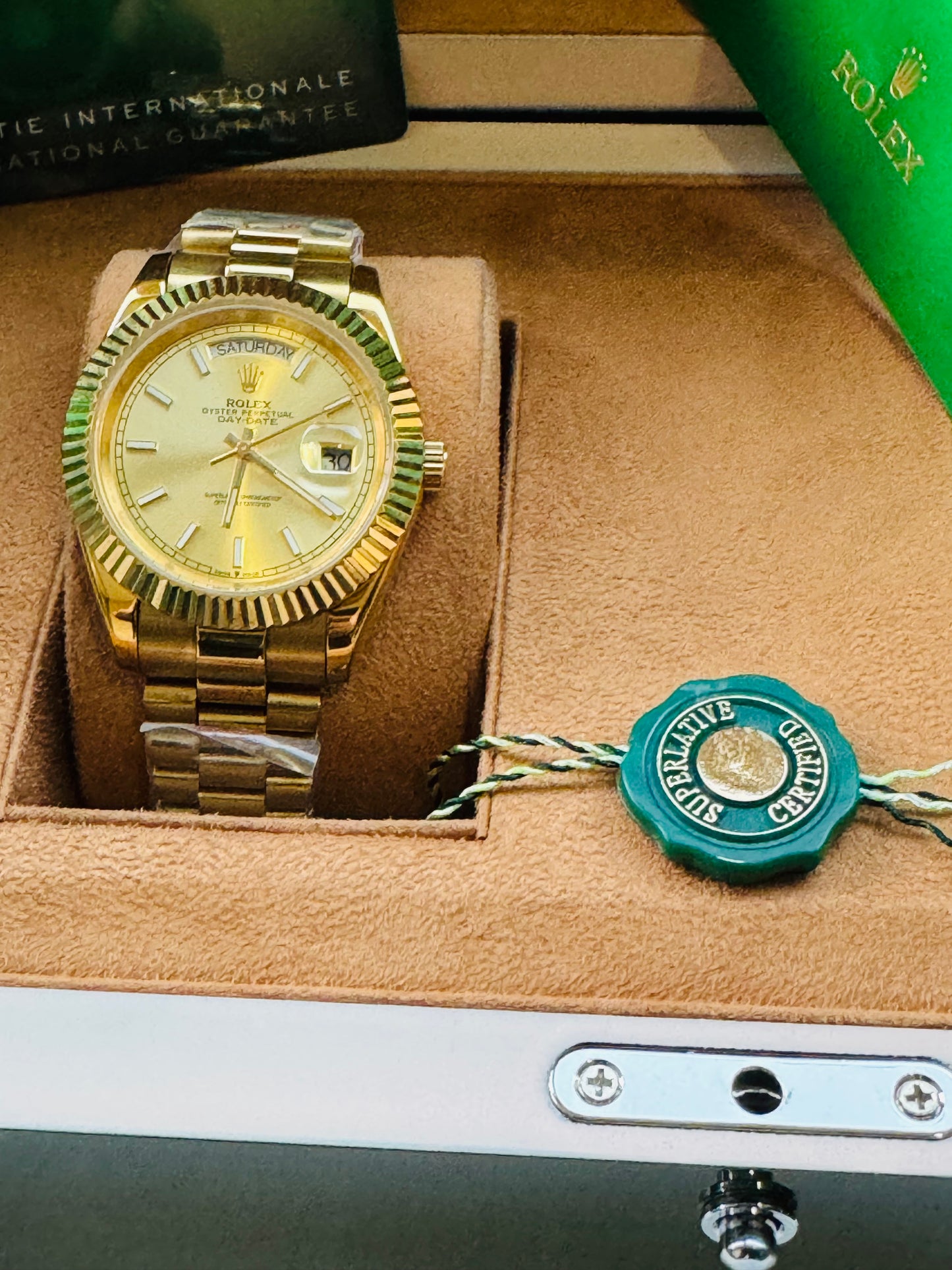 HERMOSO RELOJ AUTOMÁTICO OYSTER PERPETUAL DAY DATE ELEGANCIA Y DISTINCIÓN!

PRECIO A TRATAR 

Información por WhatsApp 99 81 92 84 65


NOTA:

No se hacen envíos 🚚  📦 💨!

Las Ventas son solo en Cancún

Nuestro Lema: No somos Números!