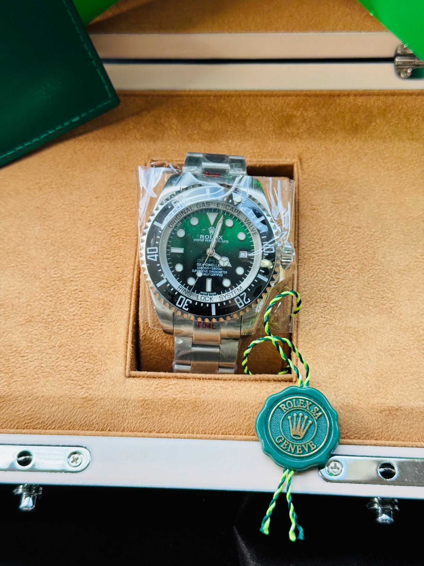 IMPRESIONANTE GRANDE Y PESADO RELOJ AUTOMÁTICO MECÁNICO OYSTER PERPETUAL DATE DEEP SEA-DWELLER- CON VÁLVULA DE ESCAPE DE GAS 💨 RIN LOCK SISTEM! 43mm. ESPECTACULAR RELOJ!

Hermosa y Elegante Carátula Verde y Negro!

Información por WhatsApp al 99 81 92 84