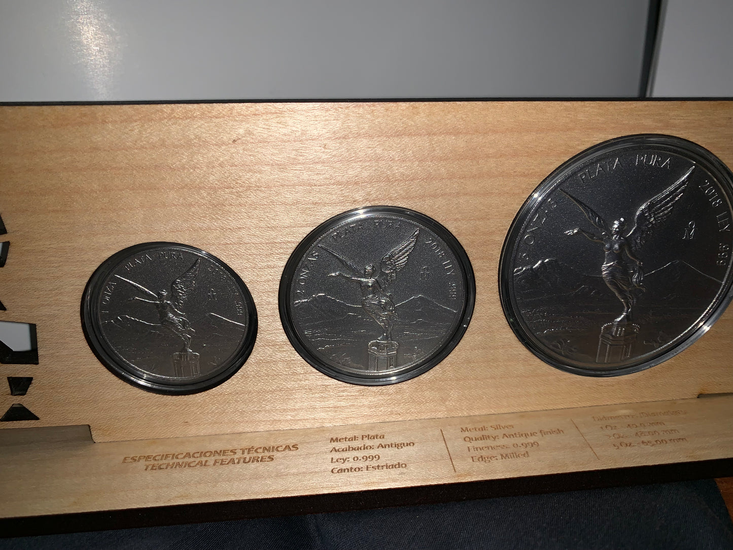 HERMOSO SET DE 3 MONEDAS DE PLATA .999 - 1 ONZA -2 ONZAS Y 5 ONZAS ACABADO SATIN CON EXCLUSIVO EXHIBIDOR  DE FINA MADERA VICTORIA ALADA! AÑO 2018. ALTO VALOR NUMISMÁTICO NUEVAS SIN CIRCULAR! DIRECTO CASA DE MONEDA! ALTO RELIEVE!