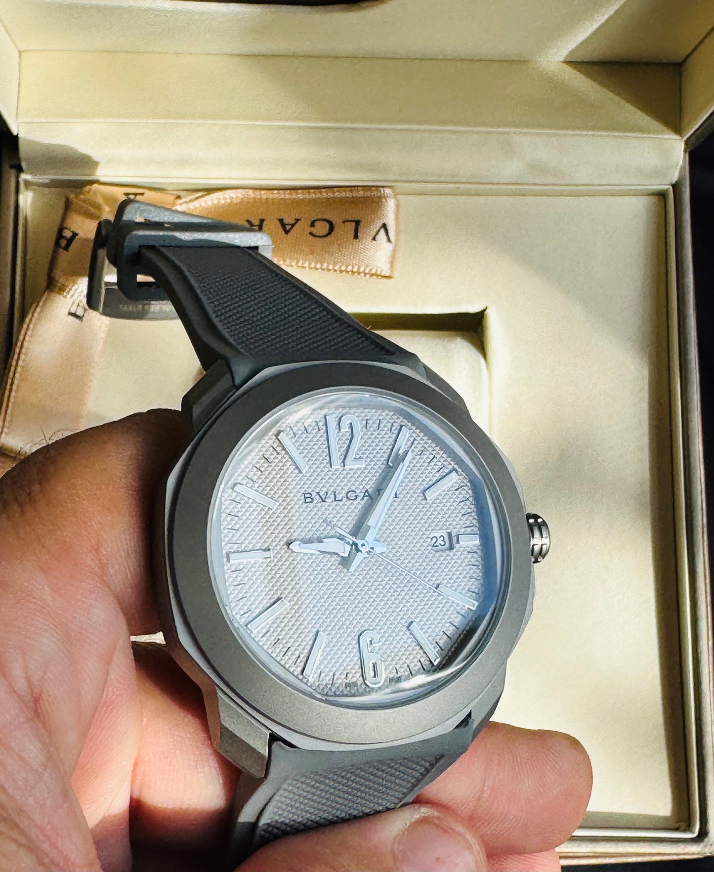 ELEGANTE RELOJ OCTO BVLGARI AUTOMÁTICO- 31 JOYAS 💎 CRISTAL ZAFIRO- FECHADOR-DISEÑO NUEVO!!!