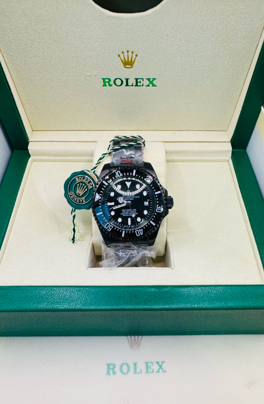 IMPRESIONANTE GRANDE Y PESADO RELOJ AUTOMÁTICO MECÁNICO OYSTER PERPETUAL DATE DEEP SEA-DWELLER- CON VÁLVULA DE ESCAPE DE GAS 💨 RIN LOCK SISTEM! 43mm. ESPECTACULAR RELOJ! Información por WhatsApp al 99 81 92 84 65.