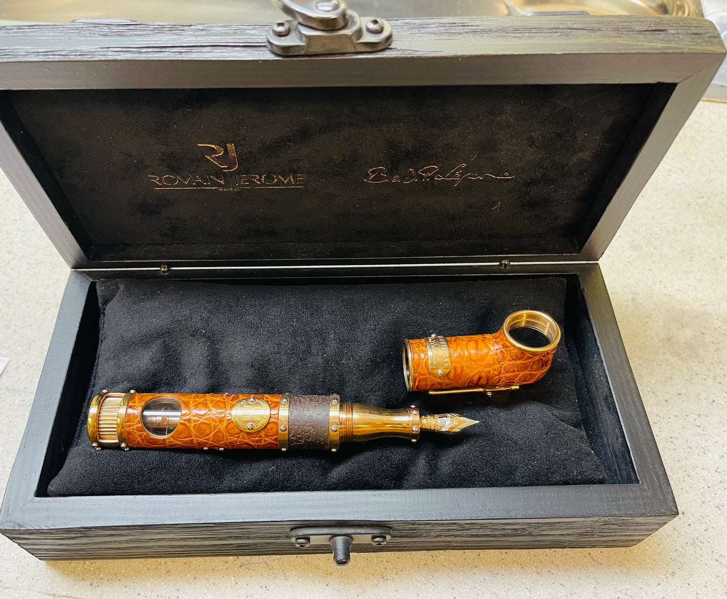 Única Pieza En México! Increíble y Hermosa Pluma Fuente TITANIC DNA 🧬 OF FAMOUS LEGENDS! ROMÁN JEROME ACERO DE EL TITANIC! ORO- PIEL DE COCODRILO 🐊 CRISTAL SAFIRO CERTIFICADOS DE AUTENTICIDAD! NUEVA SIN USAR- JAMÁS SE LE PUSO TINTA! COMPRADA EN SUC. RJ
