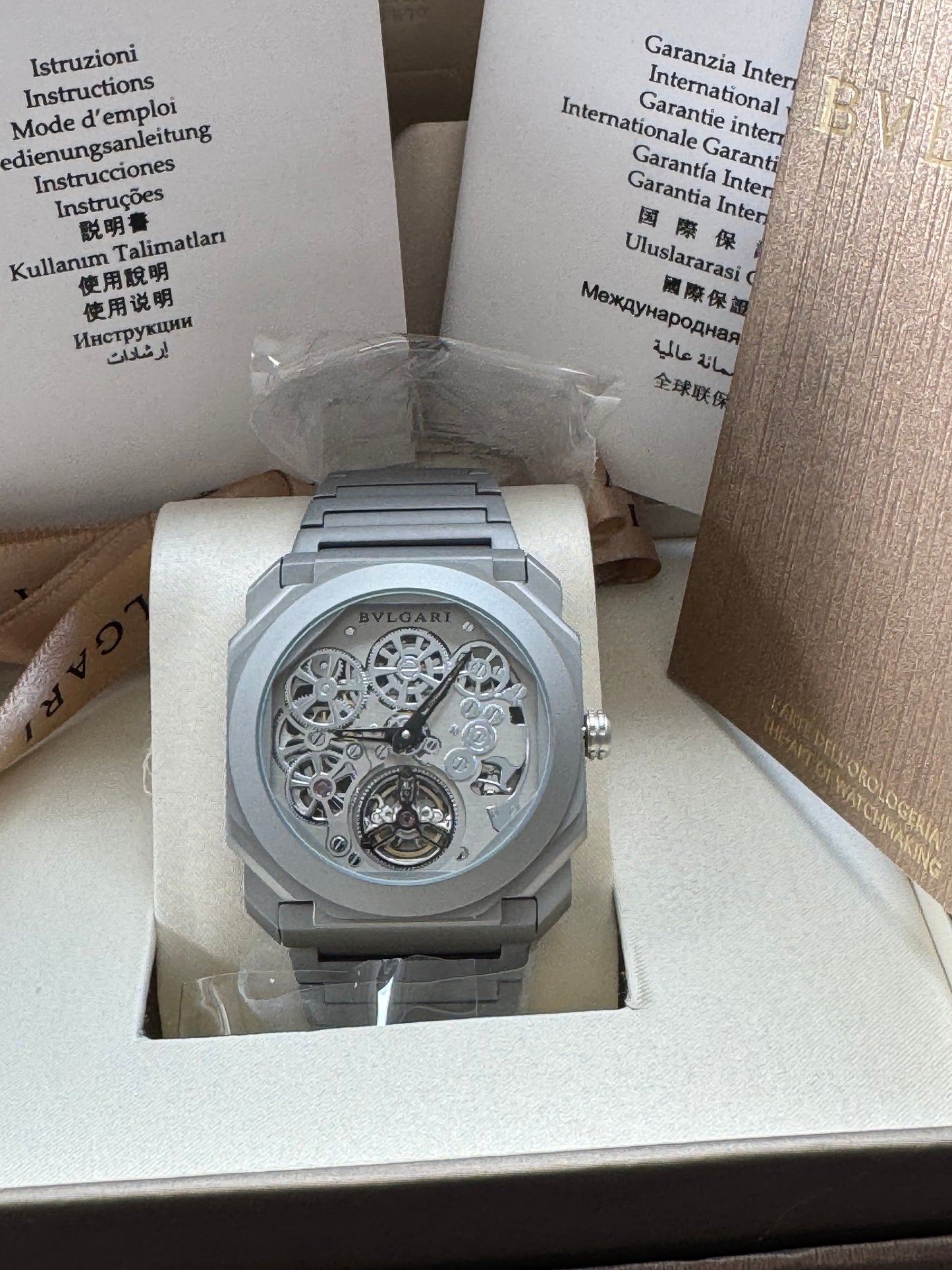LUJOSO DISEÑO RELOJ AUTOMÁTICO MECÁNICO BVLGARI OCTO ELEGANCIA Y DISTINCIÓN