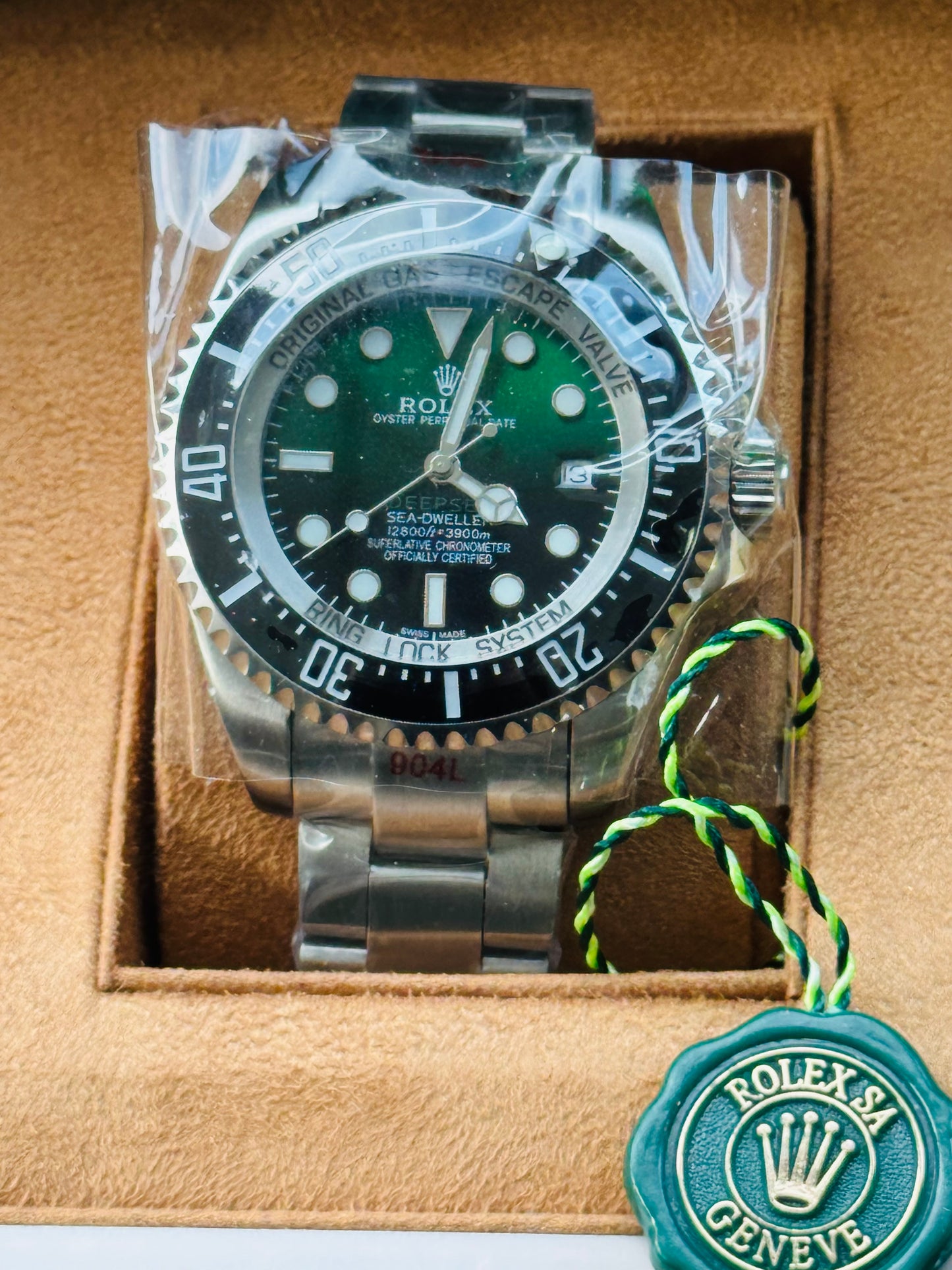 IMPRESIONANTE GRANDE Y PESADO RELOJ AUTOMÁTICO MECÁNICO OYSTER PERPETUAL DATE DEEP SEA-DWELLER- CON VÁLVULA DE ESCAPE DE GAS 💨 RIN LOCK SISTEM! 43mm. ESPECTACULAR RELOJ!

Hermosa y Elegante Carátula Verde y Negro!

Información por WhatsApp al 99 81 92 84