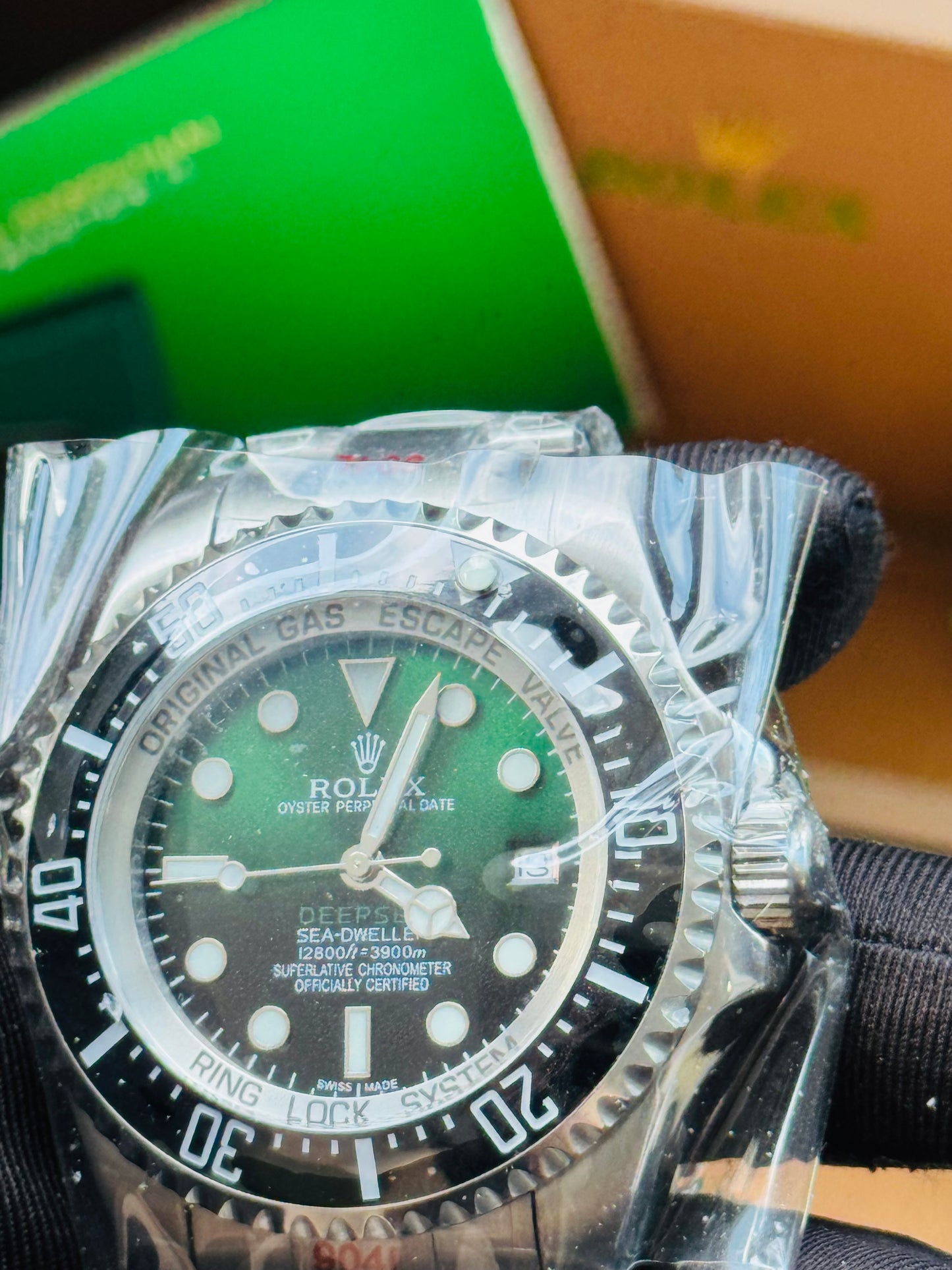 IMPRESIONANTE GRANDE Y PESADO RELOJ AUTOMÁTICO MECÁNICO OYSTER PERPETUAL DATE DEEP SEA-DWELLER- CON VÁLVULA DE ESCAPE DE GAS 💨 RIN LOCK SISTEM! 43mm. ESPECTACULAR RELOJ!

Hermosa y Elegante Carátula Verde y Negro!

Información por WhatsApp al 99 81 92 84