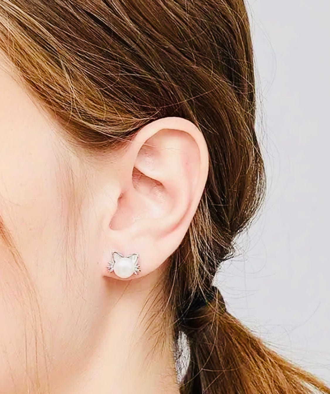 Lindos Aretes de Michi 🐈‍⬛ para mujer, Elegantes Aretes de Perlas de Imitación, chapados en aleación K blanca, aguja hipoalergénica, ideales para fiestas y regalos.