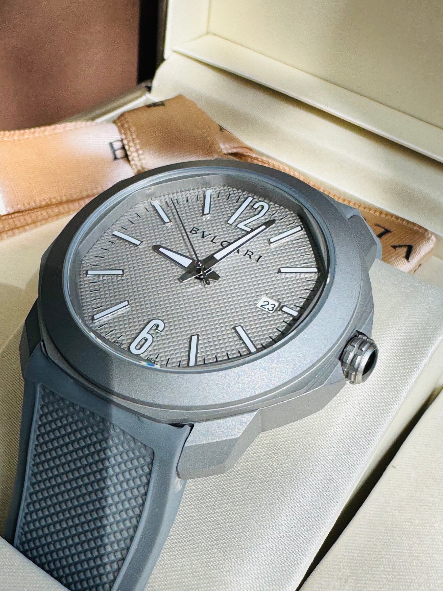 ELEGANTE RELOJ OCTO BVLGARI AUTOMÁTICO- 31 JOYAS 💎 CRISTAL ZAFIRO- FECHADOR-DISEÑO NUEVO!!!