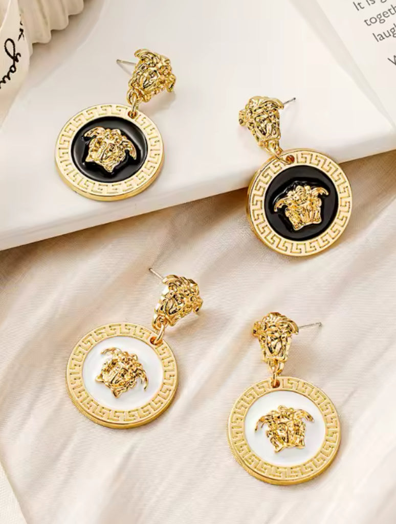 Elegantes Pendientes Tipo VERSACE -Excelente para Regalo 🎁 Disponibles en Tono: Negro y Blanco