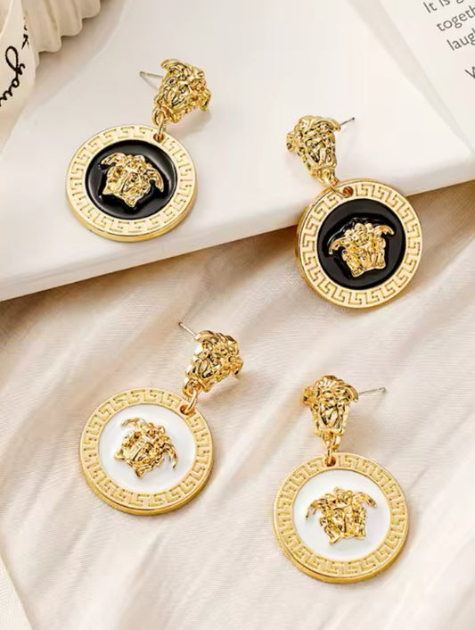 Elegantes Pendientes Tipo VERSACE -Excelente para Regalo 🎁 Disponibles en Tono: Negro y Blanco