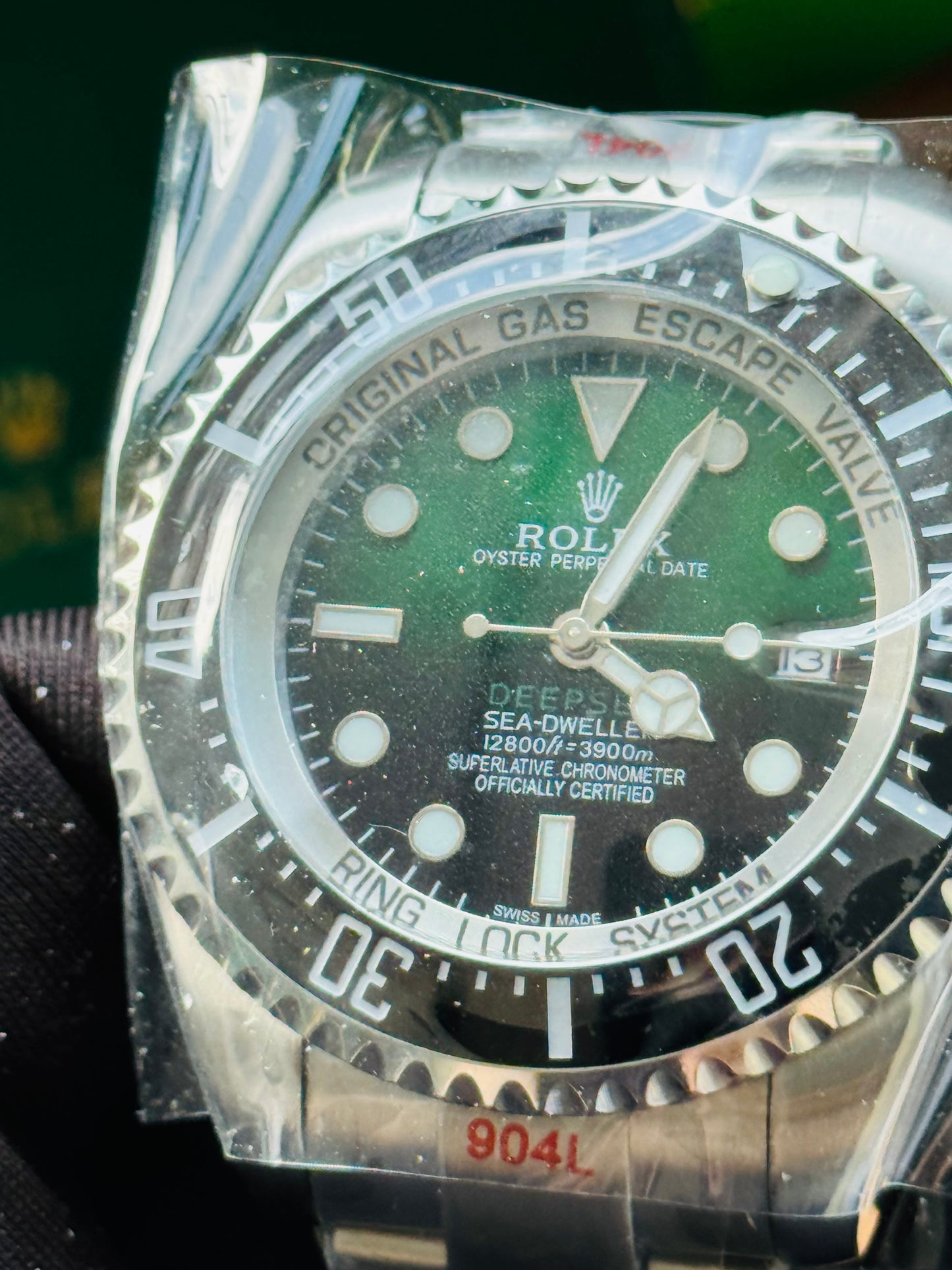 IMPRESIONANTE GRANDE Y PESADO RELOJ AUTOMÁTICO MECÁNICO OYSTER PERPETUAL DATE DEEP SEA-DWELLER- CON VÁLVULA DE ESCAPE DE GAS 💨 RIN LOCK SISTEM! 43mm. ESPECTACULAR RELOJ!

Hermosa y Elegante Carátula Verde y Negro!

Información por WhatsApp al 99 81 92 84