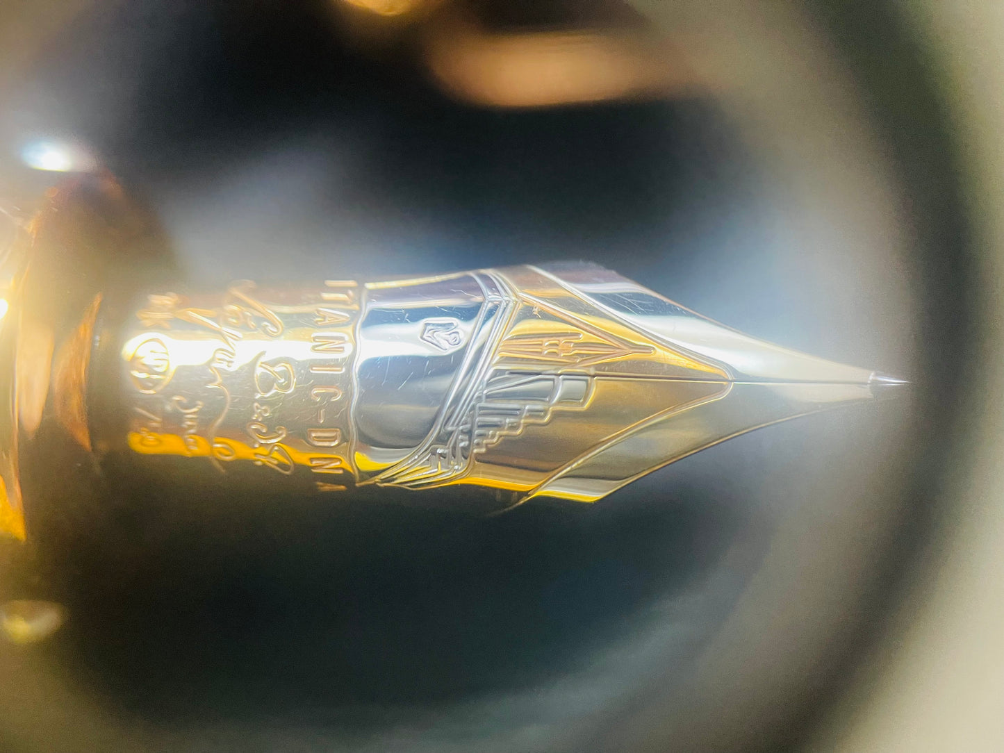 Única Pieza En México! Increíble y Hermosa Pluma Fuente TITANIC DNA 🧬 OF FAMOUS LEGENDS! ROMÁN JEROME ACERO DE EL TITANIC! ORO- PIEL DE COCODRILO 🐊 CRISTAL SAFIRO CERTIFICADOS DE AUTENTICIDAD! NUEVA SIN USAR- JAMÁS SE LE PUSO TINTA! COMPRADA EN SUC. RJ
