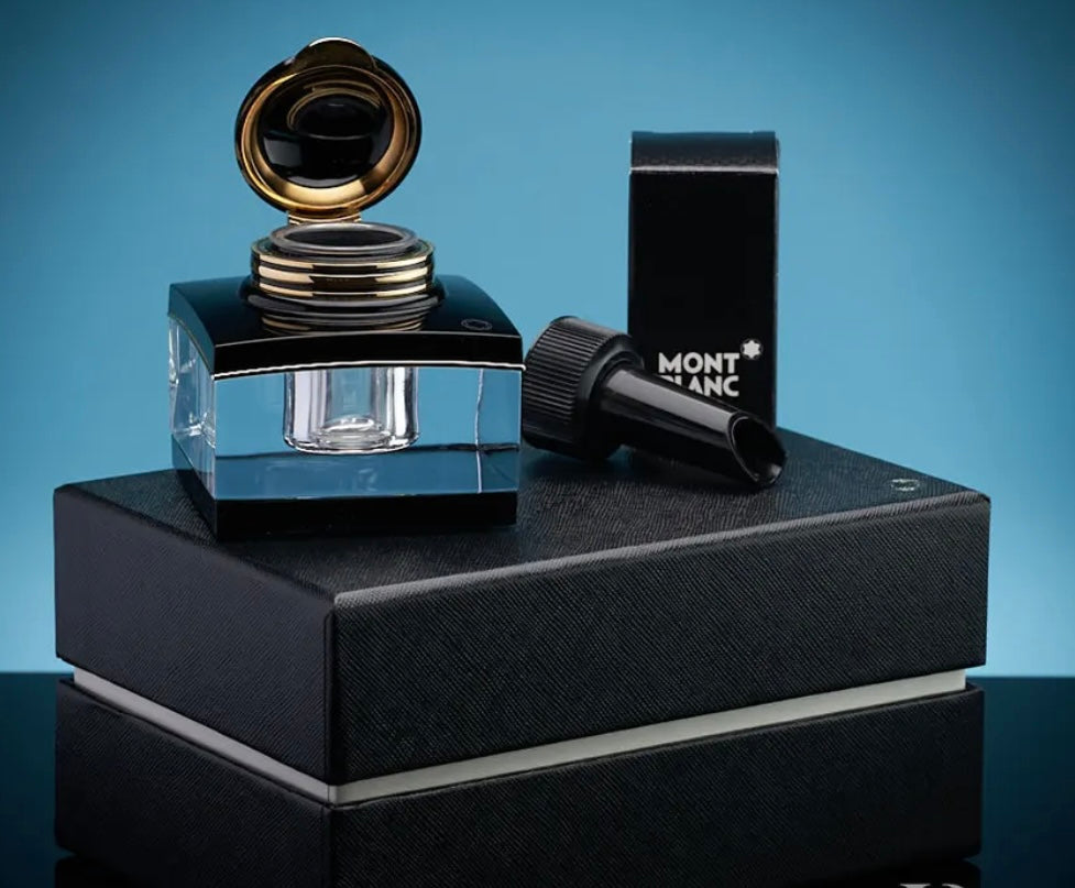 Increíble-Raro Tintero Montblanc Meisterstuck 
Nuevo stock de Crystal El tintero Montblanc Meisterstück es un testimonio de la marca tanto a la artesanía como a la funcionalidad. 
Este tintero está diseñado para mejorar su experiencia de escritu