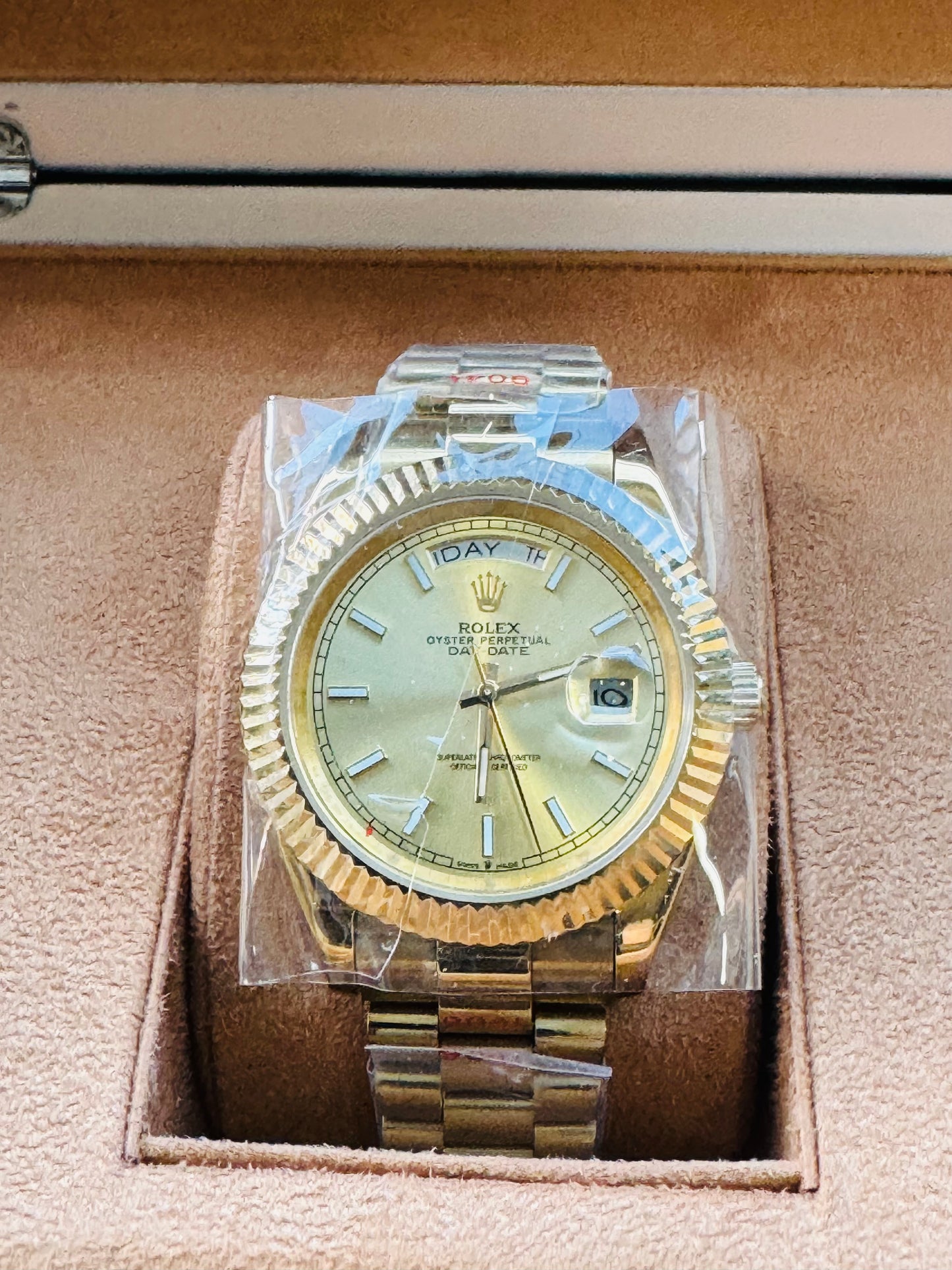HERMOSO RELOJ AUTOMÁTICO OYSTER PERPETUAL DAY DATE ELEGANCIA Y DISTINCIÓN!

PRECIO A TRATAR 

Información por WhatsApp 99 81 92 84 65


NOTA:

No se hacen envíos 🚚  📦 💨!

Las Ventas son solo en Cancún

Nuestro Lema: No somos Números!
