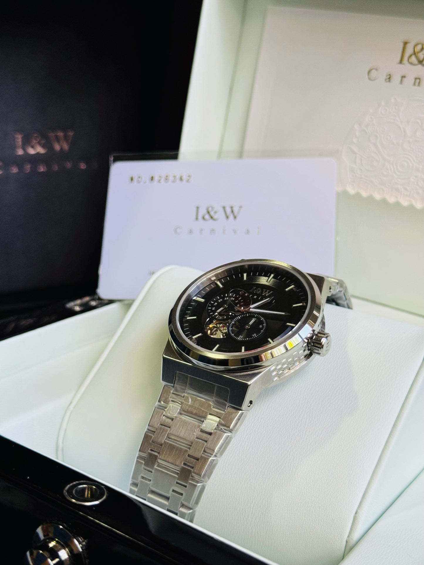 SOFISTICADO RELOJ AUTOMÁTICO I&W- CRISTAL ZAFIRO-LUMINOSO-PEQUEÑA VENTANA TOURBILLON-PEQUEÑOS DIALES SEGUNDERO Y 24 HRS. RESISTENTE AL AGUA- ALTA CALIDAD!!!