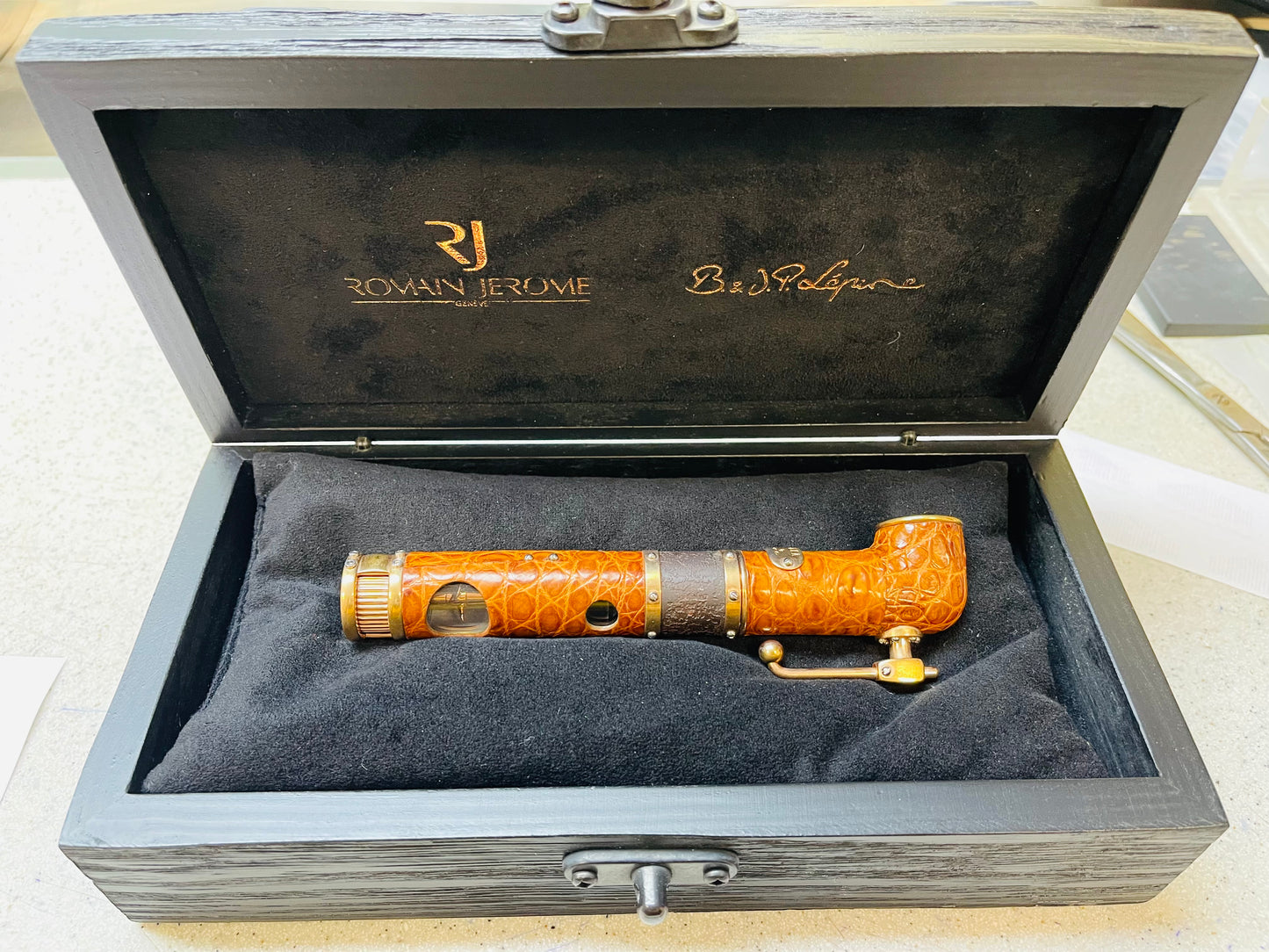 Única Pieza En México! Increíble y Hermosa Pluma Fuente TITANIC DNA 🧬 OF FAMOUS LEGENDS! ROMÁN JEROME ACERO DE EL TITANIC! ORO- PIEL DE COCODRILO 🐊 CRISTAL SAFIRO CERTIFICADOS DE AUTENTICIDAD! NUEVA SIN USAR- JAMÁS SE LE PUSO TINTA! COMPRADA EN SUC. RJ
