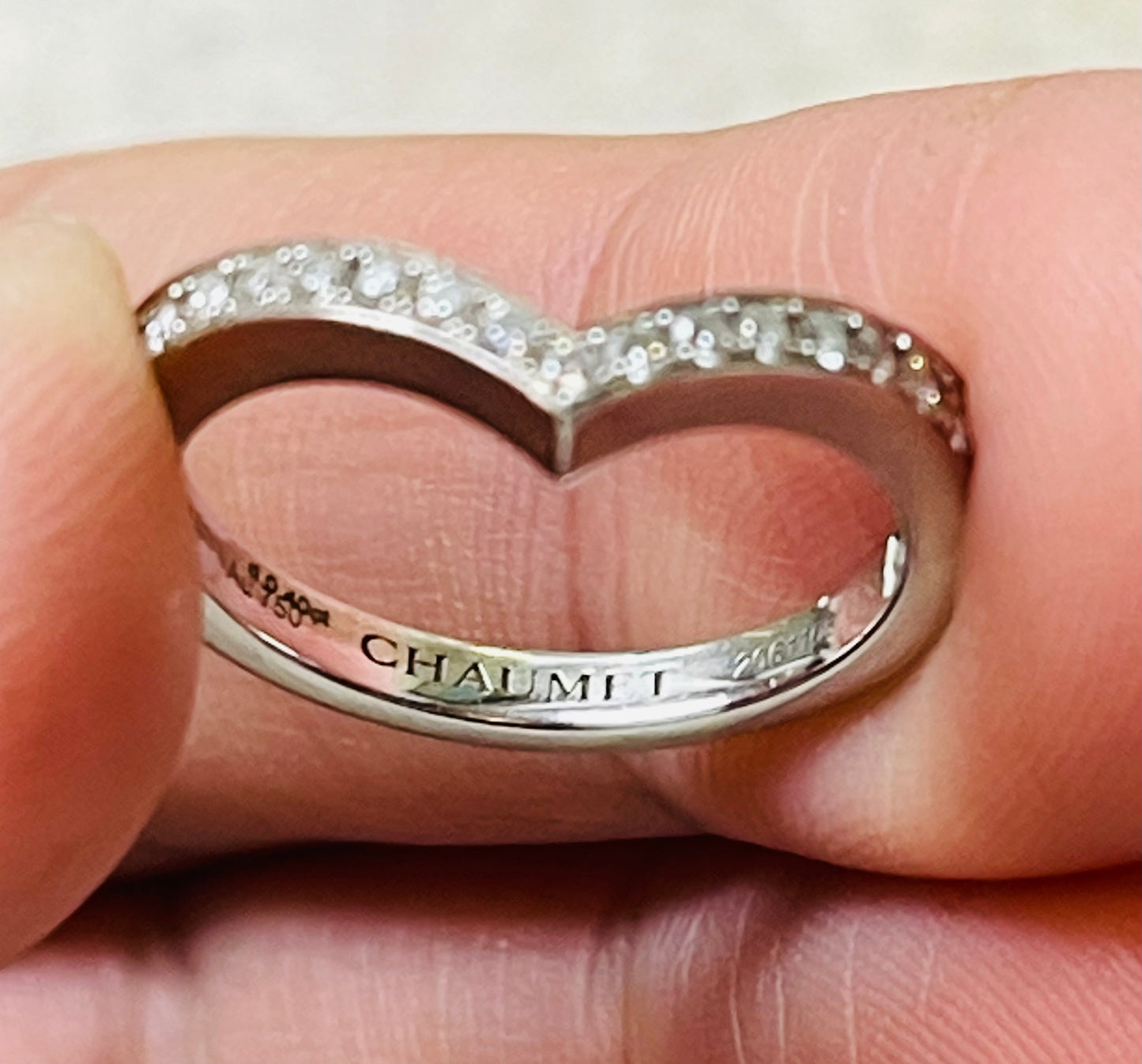 Prestigioso Anillo CHAUMET Desde su creación en 1780, la historia de Chaumet se ha desarrollado ligada a la historia de Francia. Tras colaborar en la joyería de la Reina María Antonieta, el fundador de la Maison, Marie-Étienne Nitot, estableció su propia