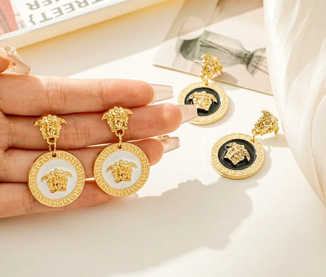 Elegantes Pendientes Tipo VERSACE -Excelente para Regalo 🎁 Disponibles en Tono: Negro y Blanco