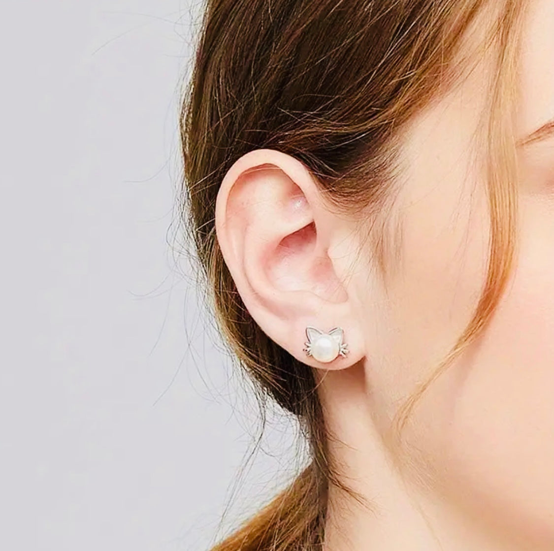 Lindos Aretes de Michi 🐈‍⬛ para mujer, Elegantes Aretes de Perlas de Imitación, chapados en aleación K blanca, aguja hipoalergénica, ideales para fiestas y regalos.