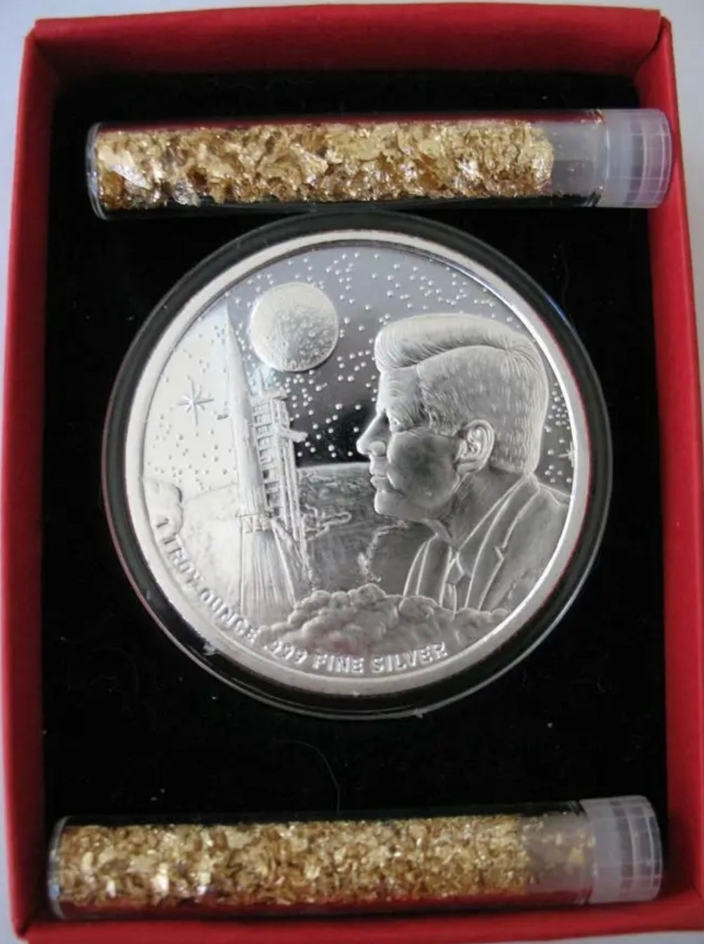 Hermosa Moneda de 1 Onza Troy de Plata Pura .999 Tema El alunizaje del Apolo 11- Con 2 Cápsulas con Flakes de Oro 24K.  Perfecto para Coleccionistas! Long Time Sold Out!