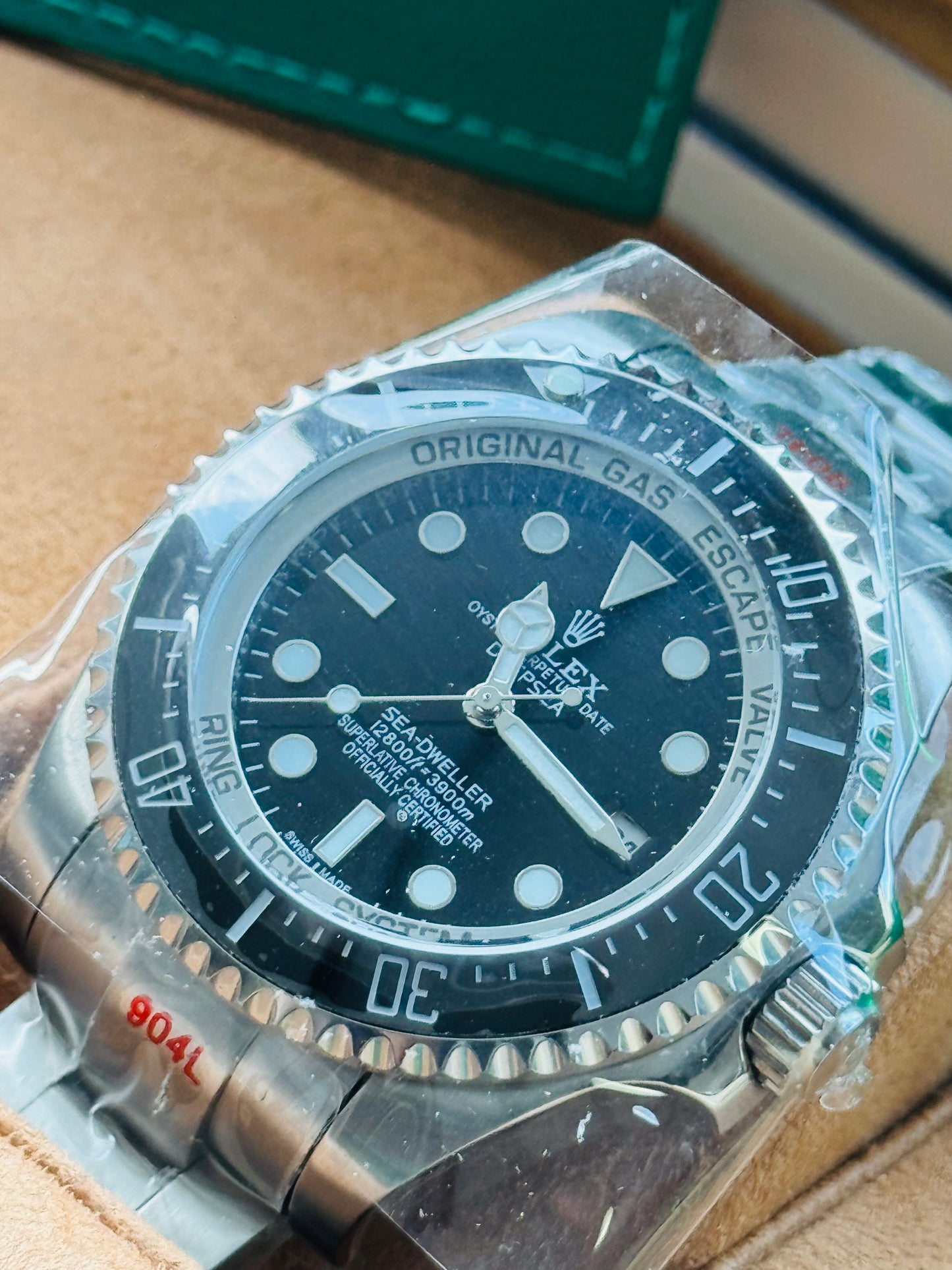 IMPRESIONANTE GRANDE Y PESADO RELOJ AUTOMÁTICO MECÁNICO OYSTER PERPETUAL DATE DEEP SEA-DWELLER- CON VÁLVULA DE ESCAPE DE GAS 💨 RIN LOCK SISTEM! 43mm. ESPECTACULAR RELOJ!