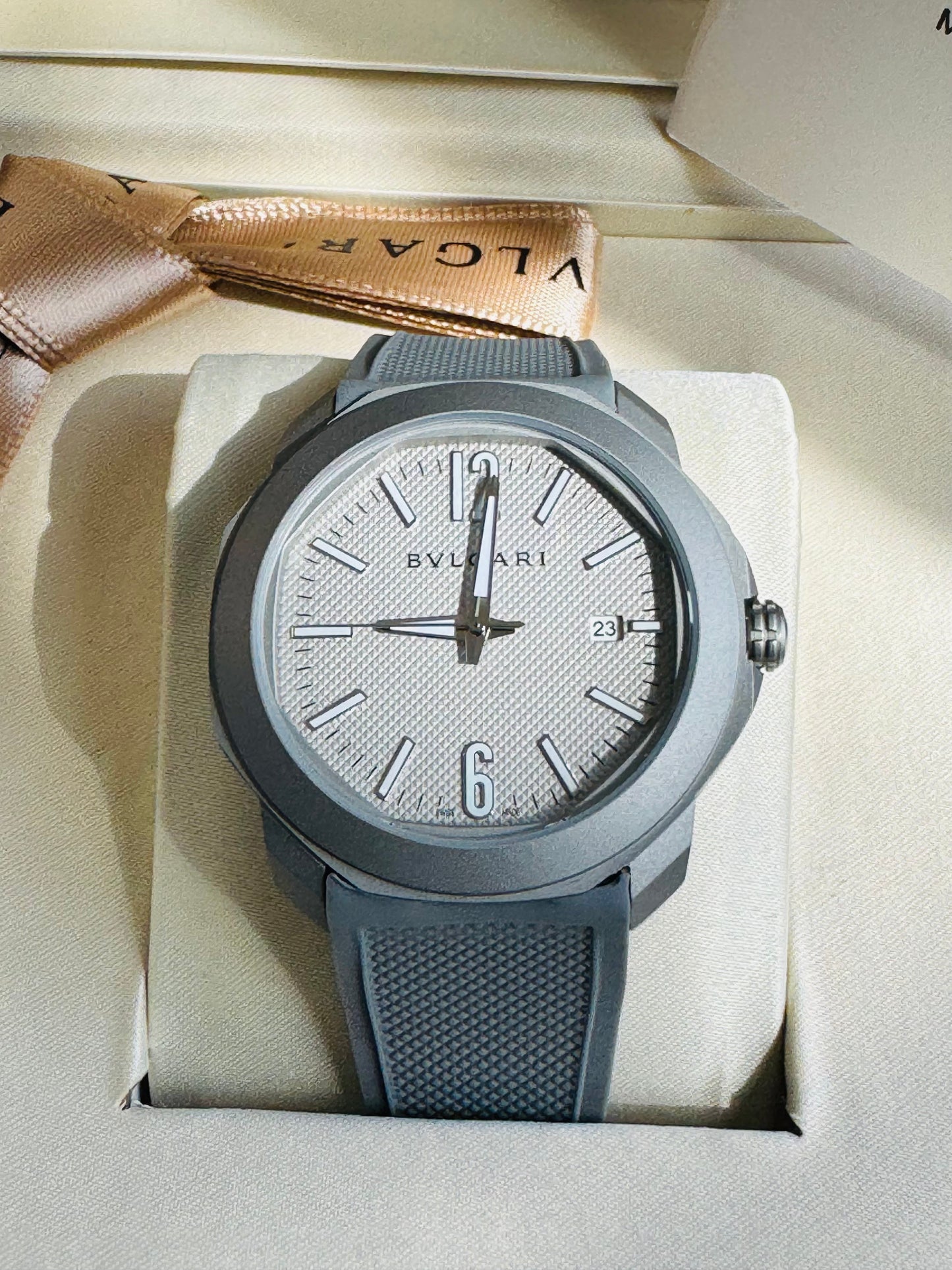 ELEGANTE RELOJ OCTO BVLGARI AUTOMÁTICO- 31 JOYAS 💎 CRISTAL ZAFIRO- FECHADOR-DISEÑO NUEVO!!!